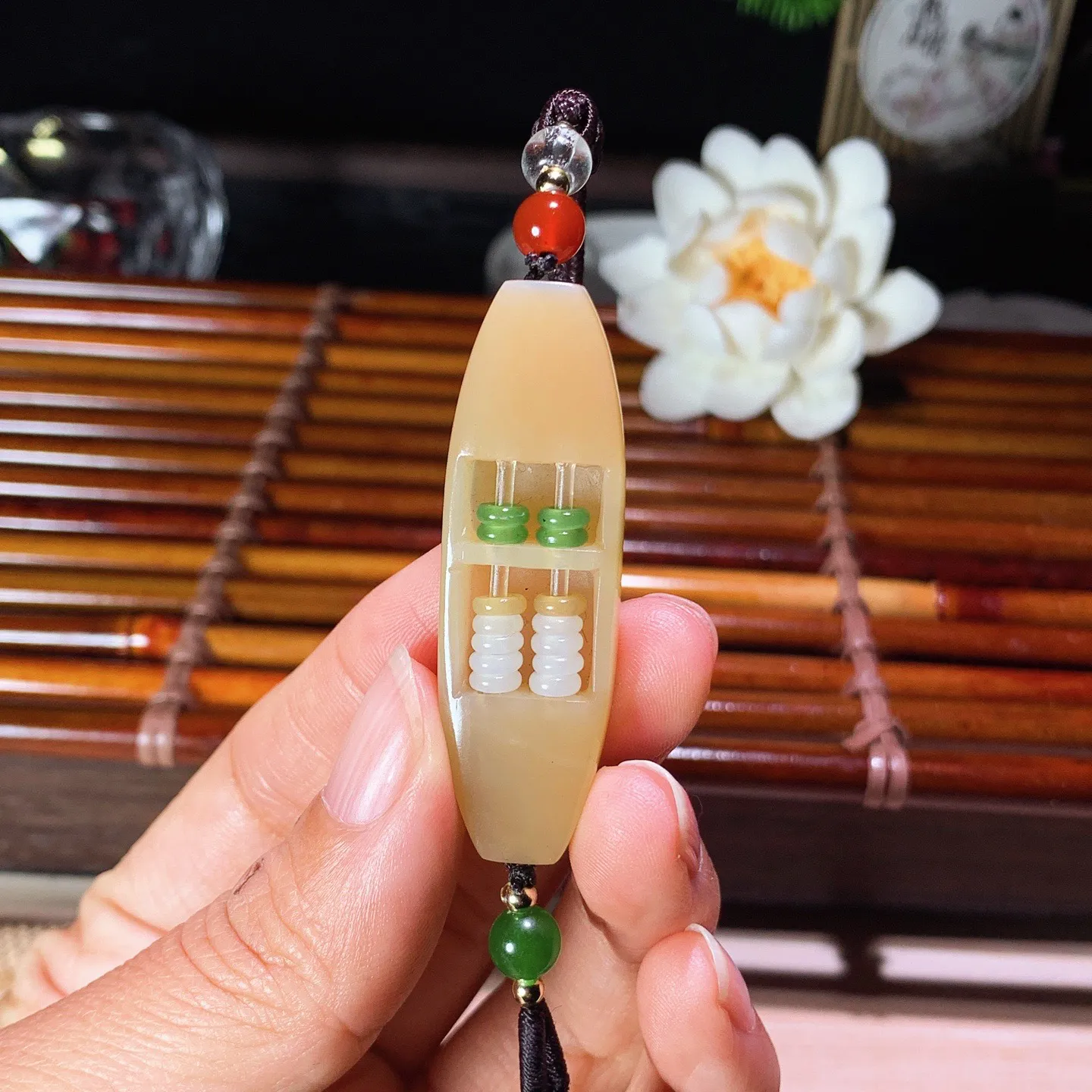 新疆和田玉白玉且末糖精打细算算盘挂件 尺寸50/15/7重15.8克 玉质细腻油润。手推出油。佩高端典雅。lt060129