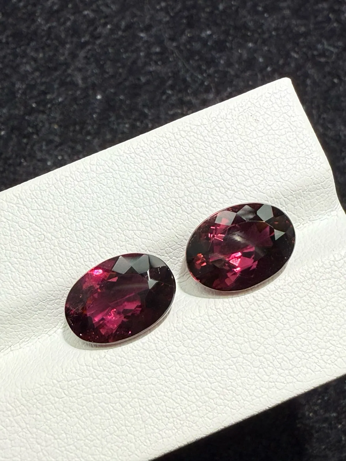 6.88ct天然红碧玺裸石，耳钉料，尺寸11.4*8.1*5.2 毫米，晶体通透，颜色美艳