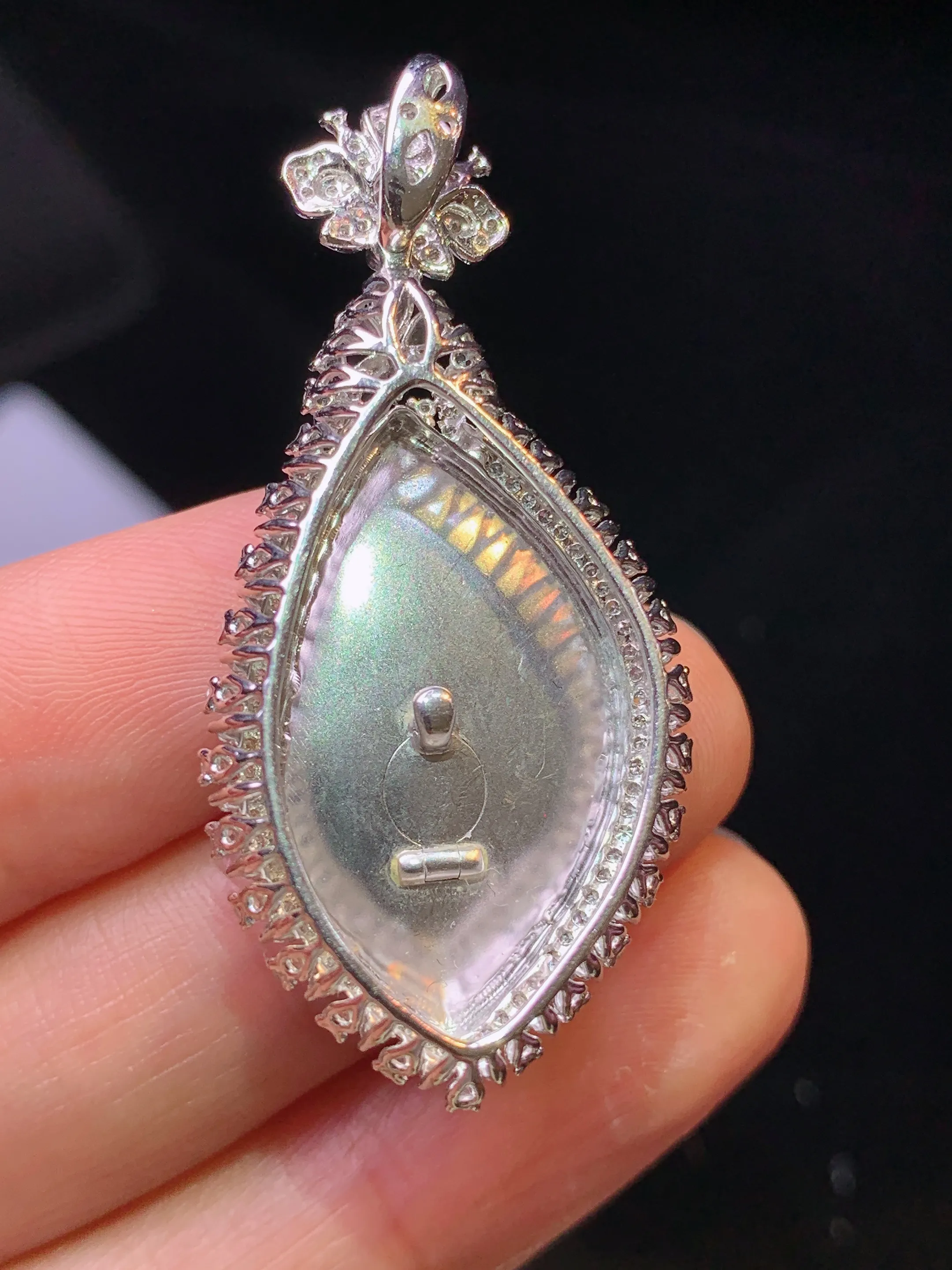 18k金钻镶嵌满绿随形吊坠 玉质细腻 色泽清新艳丽 整体尺寸46.2*21.2*9