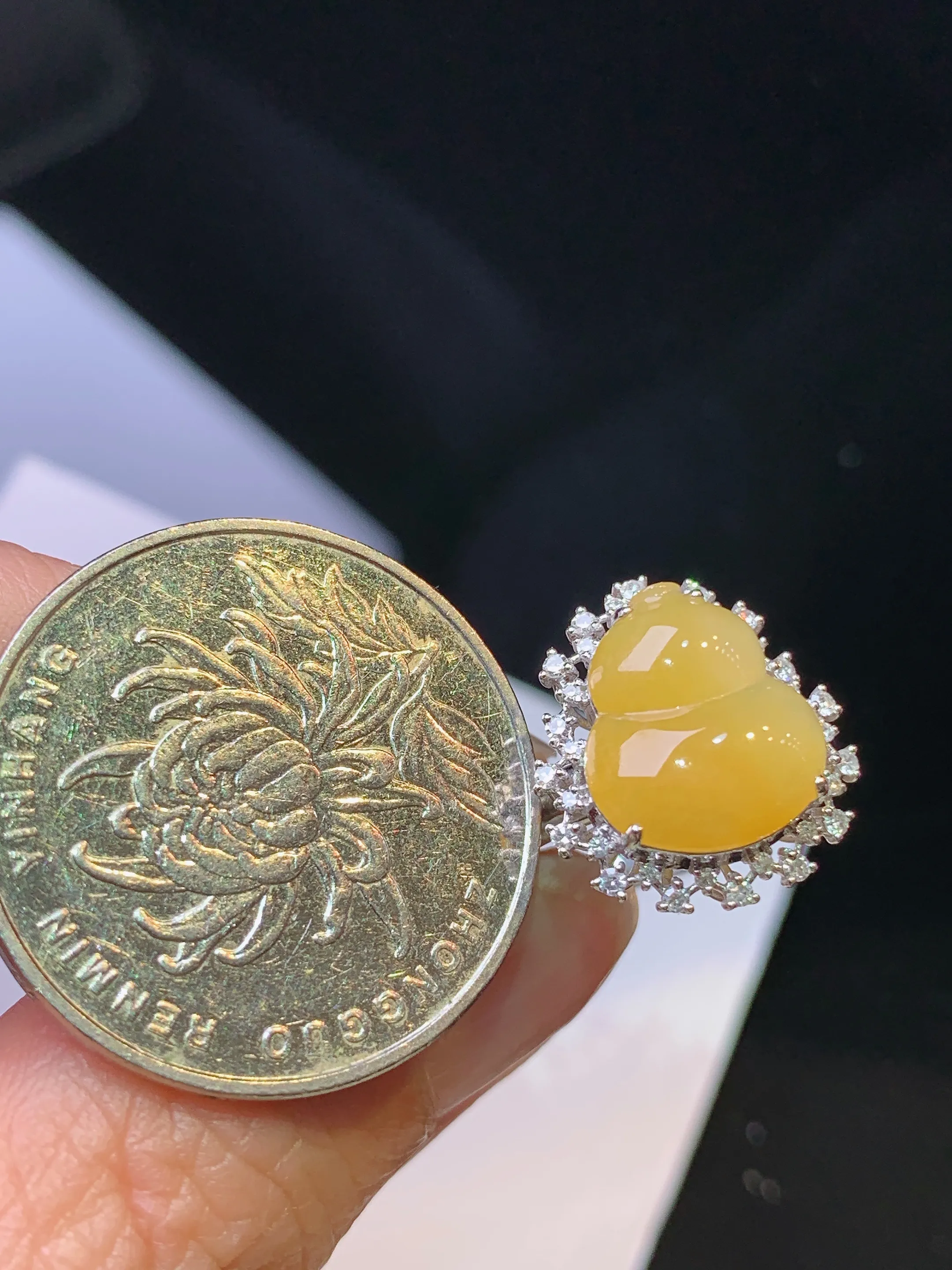 18k金钻镶嵌黄翡吊坠 玉质细腻 色泽清新艳丽 圈口14 整体尺寸15.5*14.2*8.6