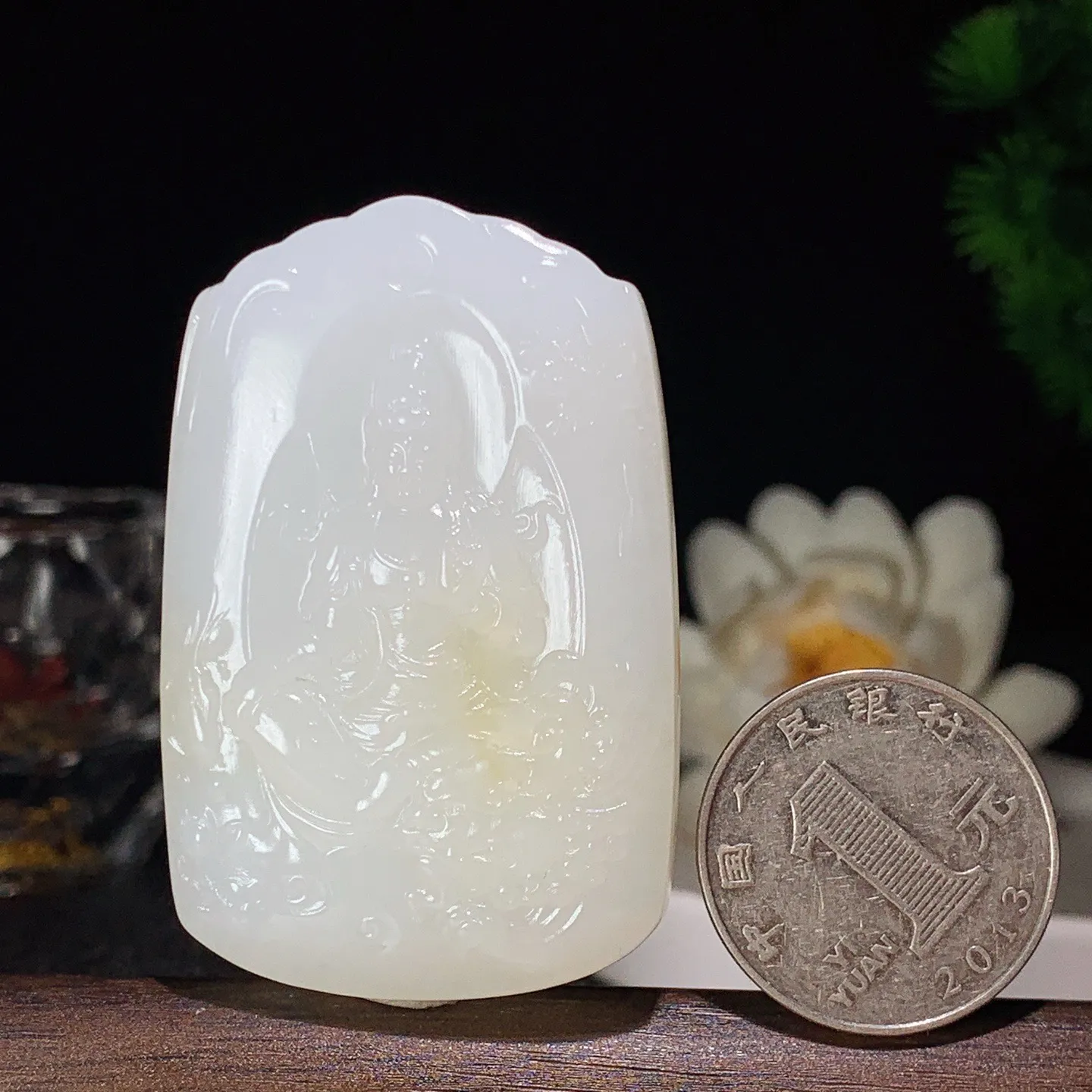 和田玉白玉糖料羊脂白文殊菩萨牌子挂件 尺寸55/35/12重50克 玉质细腻油润。手推出油。佩高端典雅。lt060129
