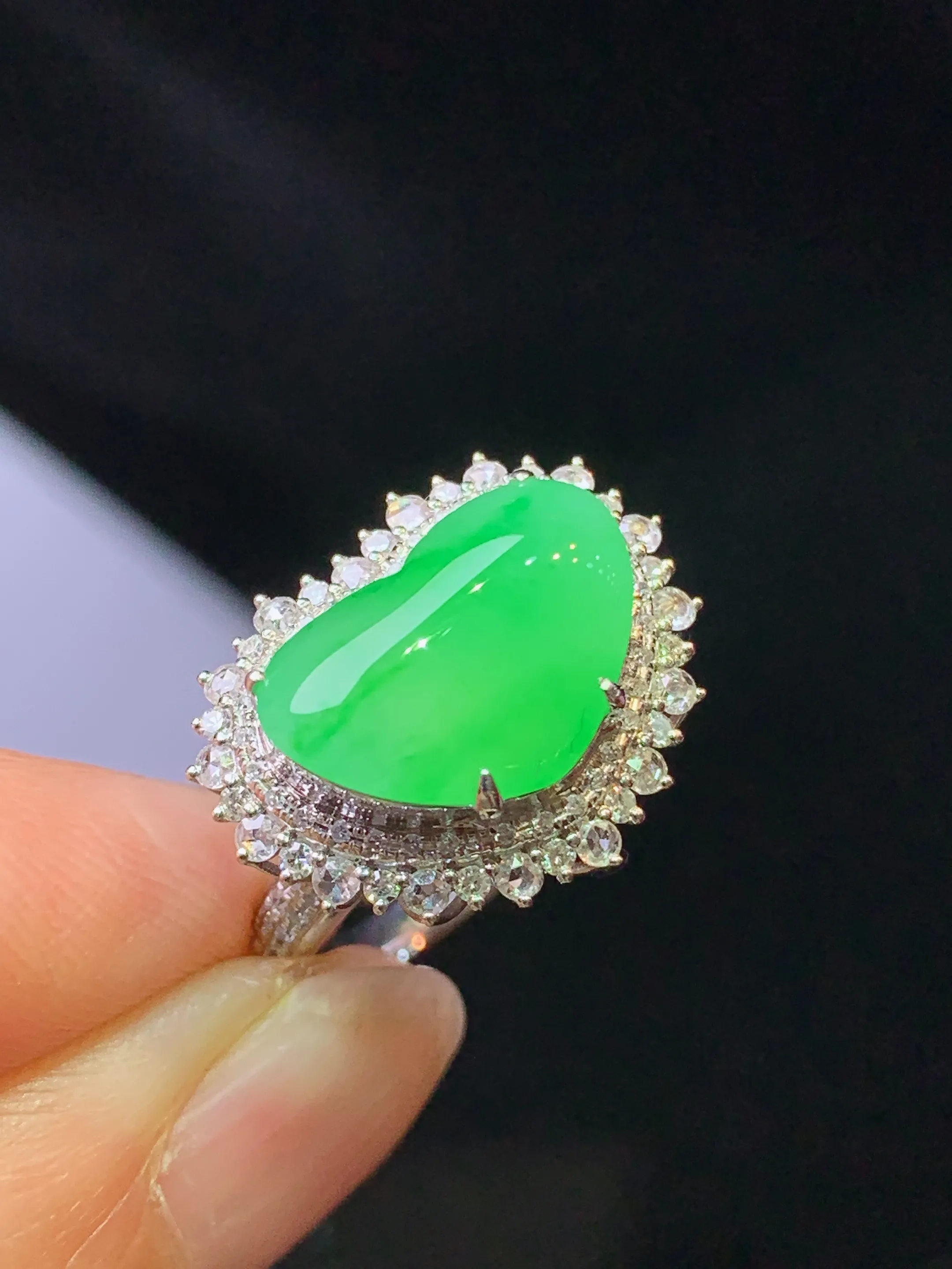 18k金钻镶嵌翠绿心形戒指 玉质细腻 色泽清新艳丽 圈口14 整体尺寸14.5*18*10.2