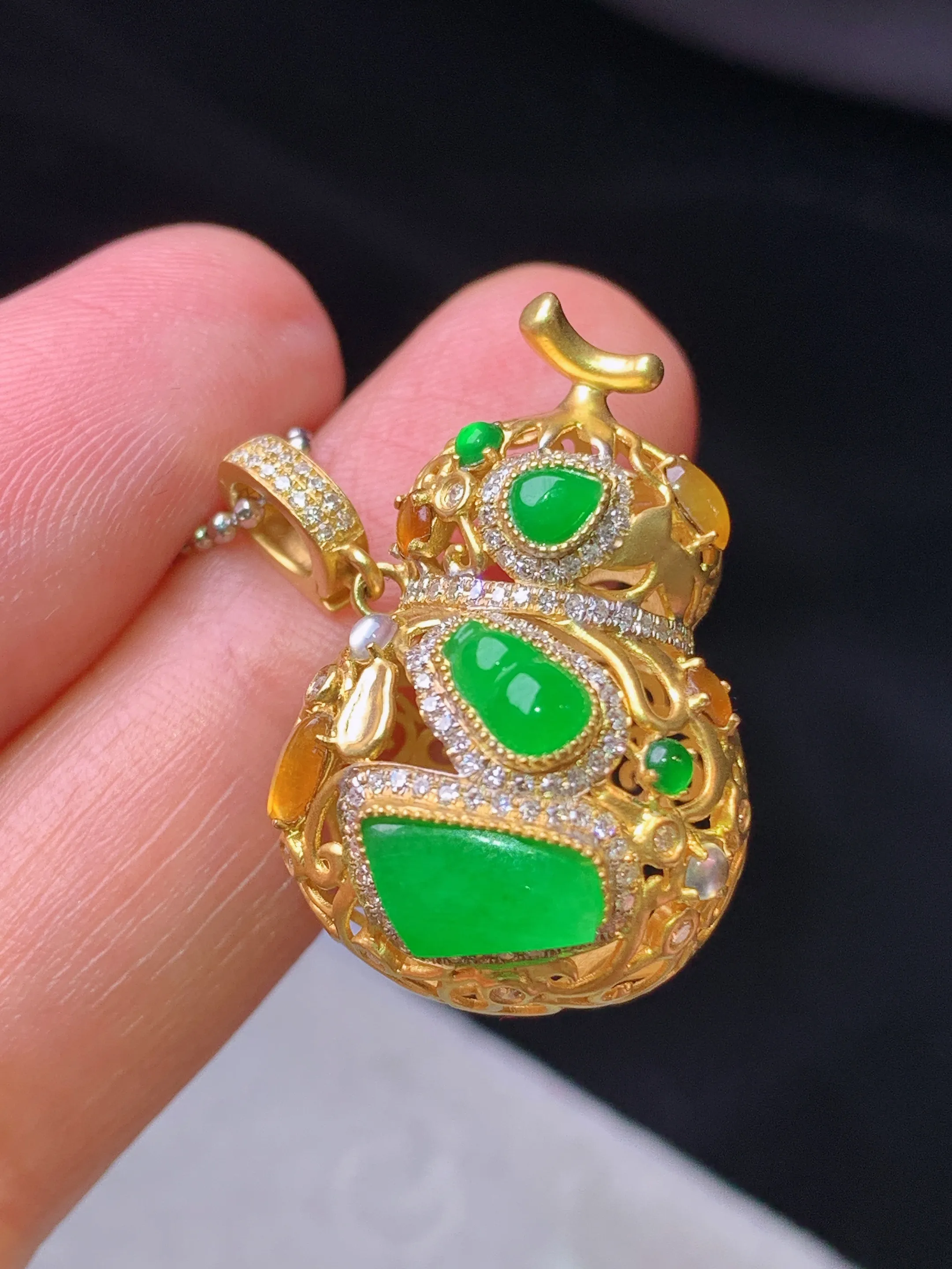 18k金钻镶嵌满绿随形葫芦吊坠 玉质细腻 色泽清新艳丽 整体尺寸26.6*27.3*15.8