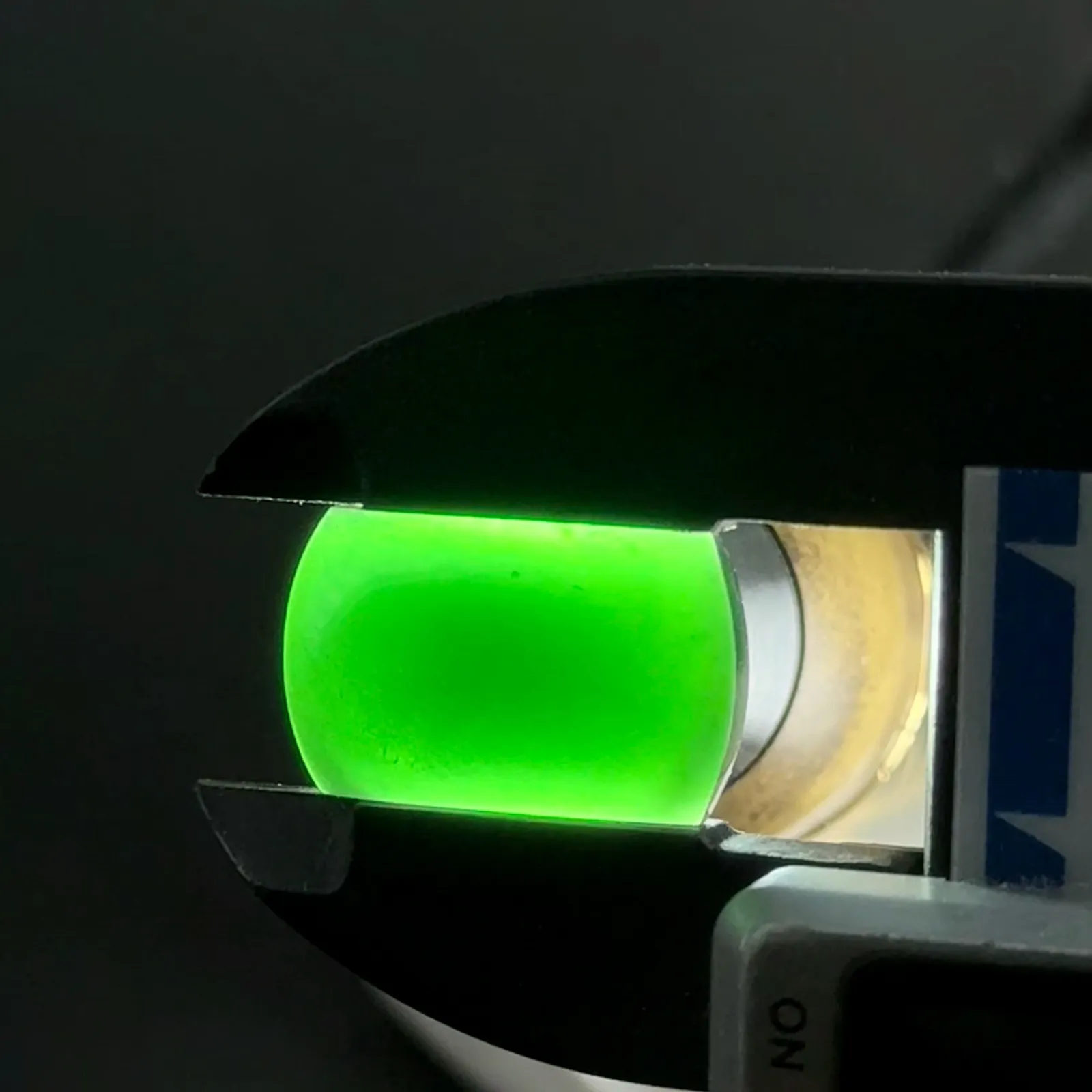 精品墨翠马鞍裸石 种好色正 黑度极好 打灯通透 油性十足 尺寸18.4