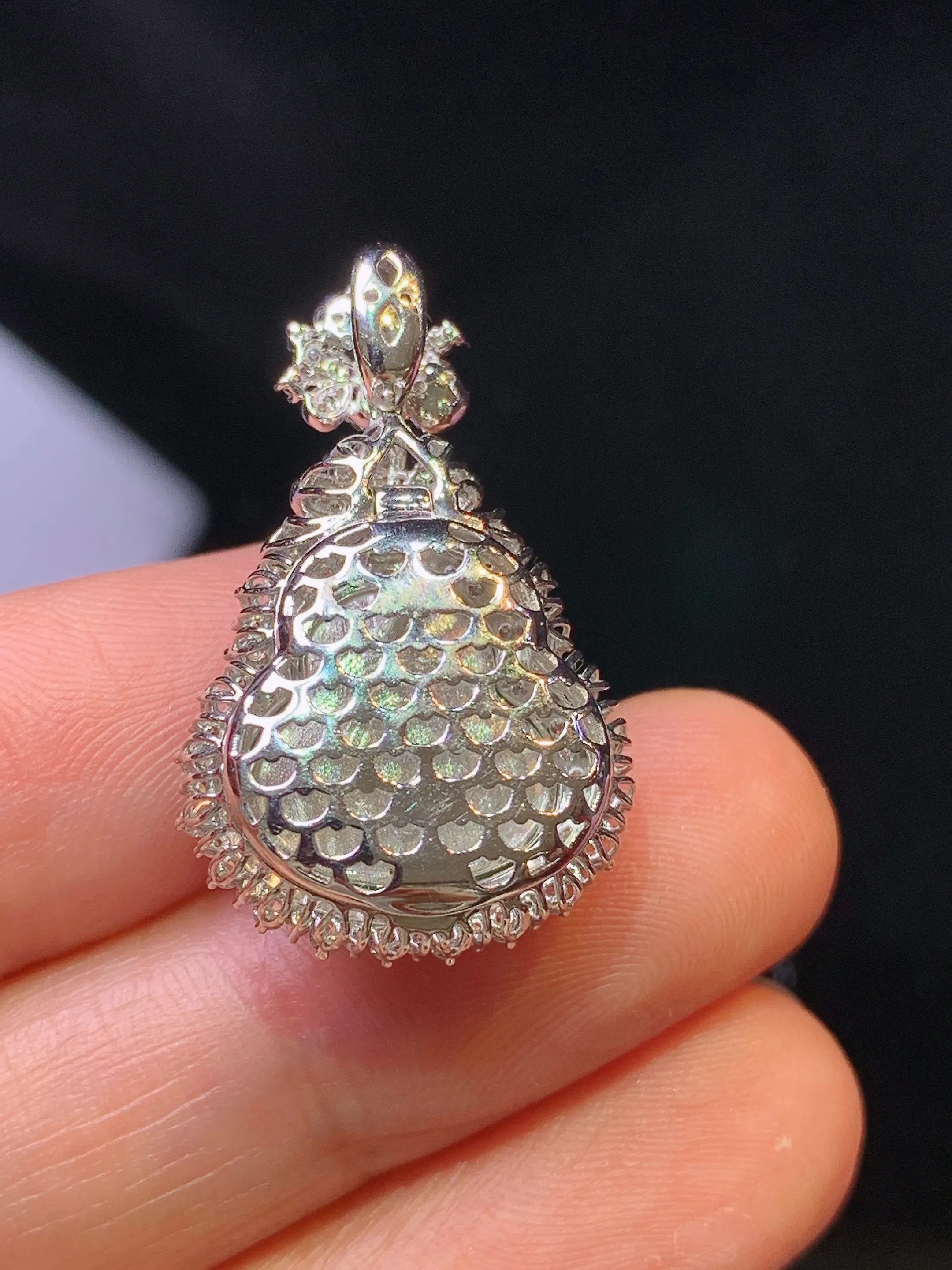 18k金钻镶嵌翠绿葫芦吊坠 玉质细腻 色泽清新艳丽 整体尺寸28.5*17.5*11.8