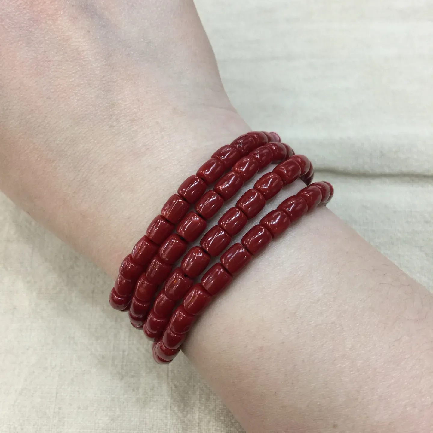 【赤血牛血6mm桶珠红珊瑚108佛珠串】传承精品！科西卡材料，西班牙产地。赤血牛血红颜色，黑红黑红的,整条无纹裂有虫眼。珠子直径5.95-5.2mm左右！108粒加佛头弟子珠共120粒，可作念佛珠串，每料珠子均为天然珊瑚，珊瑚自古就为佛教珍宝，大师，高僧的喜爱之物！可加持，可守护！深海千年有机宝石，重量为36.82克！