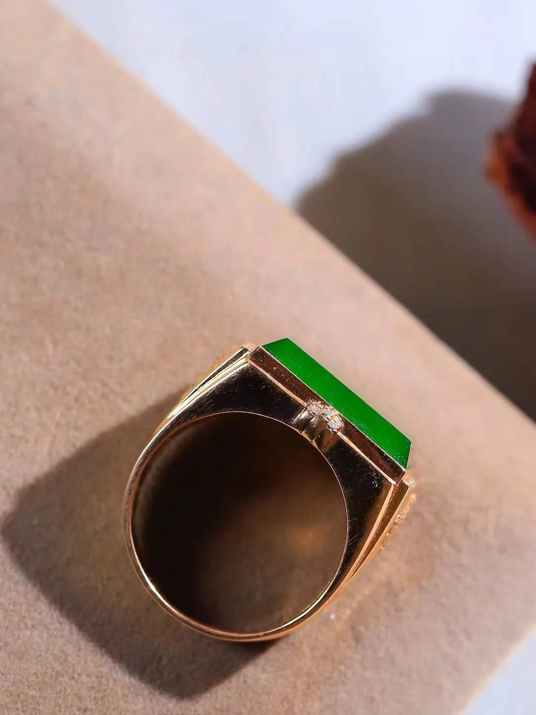 【金镶玉.戒指】

精品和田玉碧玉18k金镶嵌戒指 玉质细腻温润 油性十足 ，不论时光如何流转变化，这枚戒指始终闪耀着最初的光芒。精工镶嵌18K金 （保真金 可检测贵金属18K金） 重7.5克 尺寸19.8-18-12.5mm 78172957A