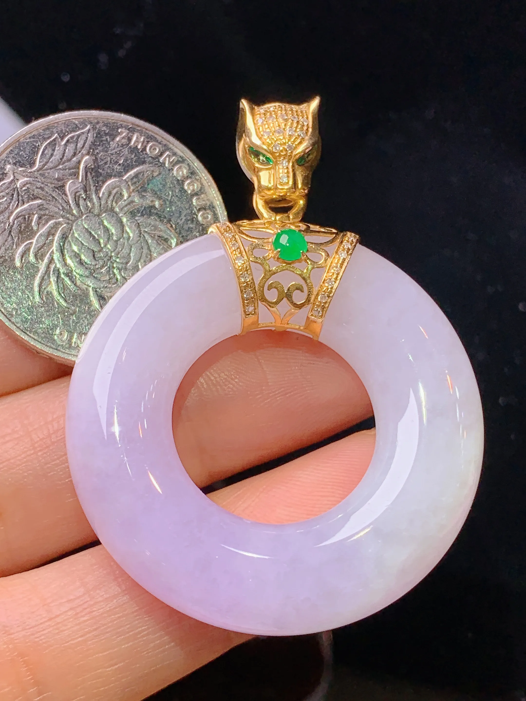 18k金钻镶嵌淡紫罗兰平安环吊坠 玉质细腻 色泽清新艳丽 整体尺寸49.2*36.7*8.6