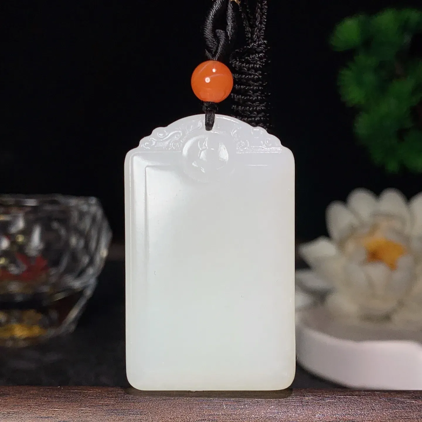 和田玉白玉平安无事牌挂件 尺寸46/28/9重32克 玉质细腻油润。手推出油。佩高端典雅。lt060129