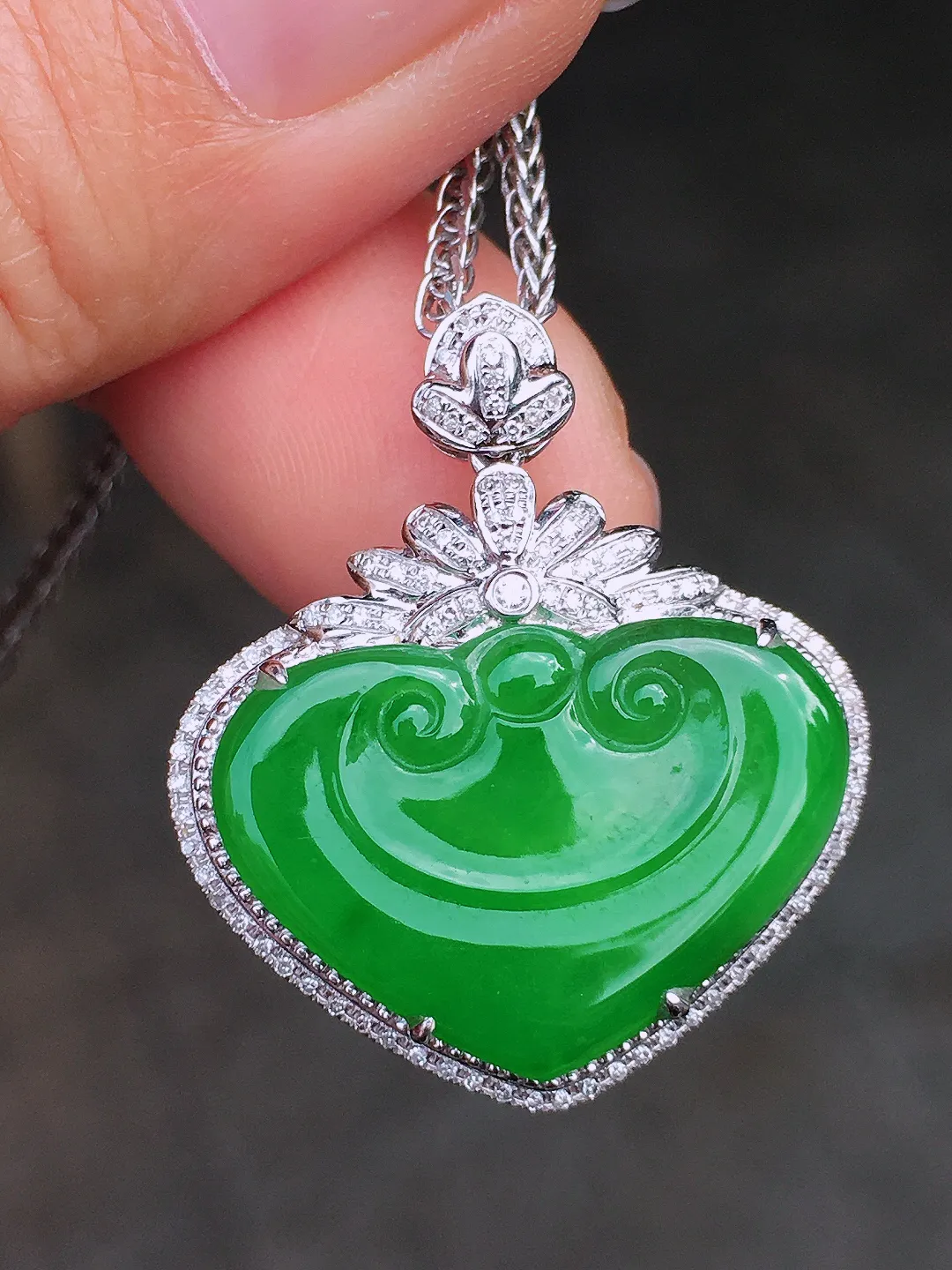 阳绿如意吊坠，色泽均匀艳丽，玉质细腻，荧光感超
强，饱满圆润，尽显优雅气质，18k
金豪华镶嵌