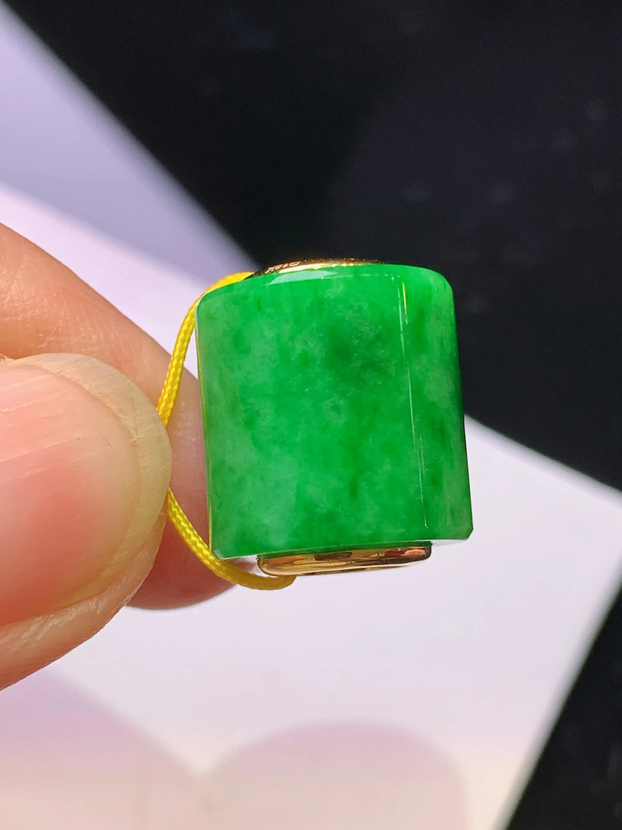 18k金镶嵌翠绿路路通吊坠 玉质细腻 色泽清新艳丽 整体尺寸13.2