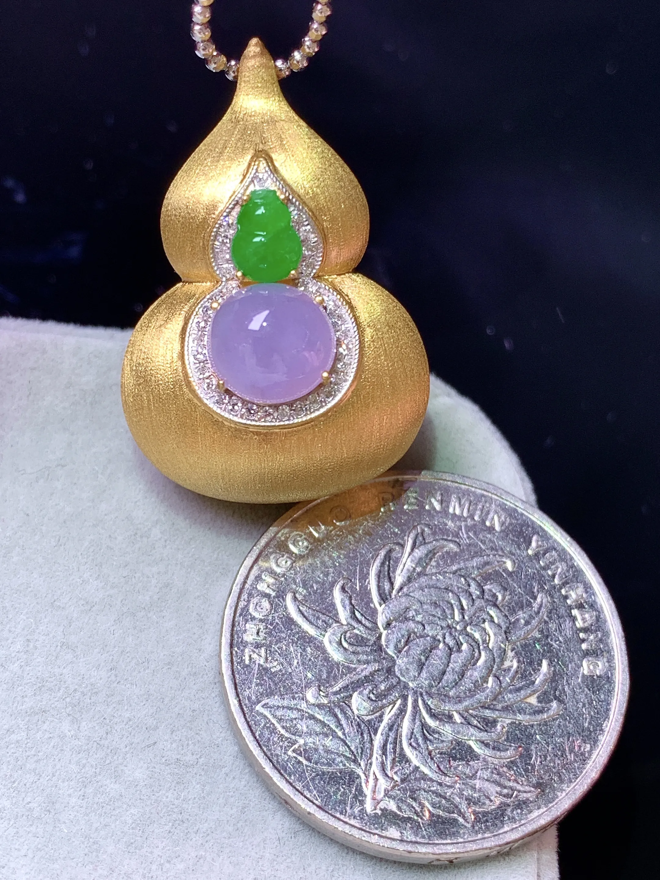 18k金钻镶嵌紫罗兰蛋面吊坠 玉质细腻 色泽清新艳丽 整体尺寸28*19*17