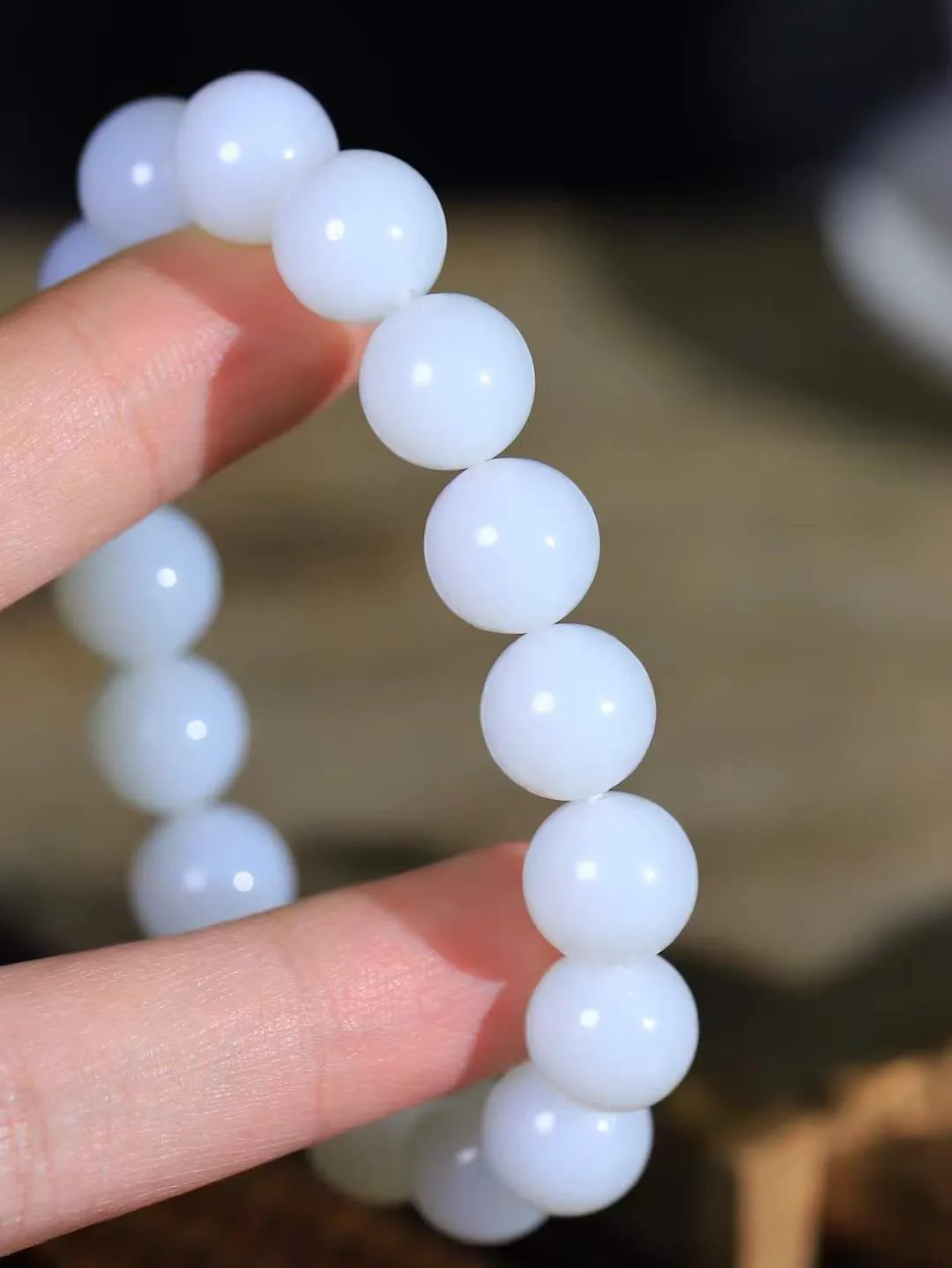 【珠圆玉润.手串】

精品️和田玉白玉珠圆玉润手串 玉质温润细腻  整串打磨圆润，佩戴舒适。珠珠落玉盘，间关莺语花底滑，一生美好时光，无论身在何处，都有它相伴相守。事事顺遂，幸福美满，吉祥如意。重43.5克 尺寸取一11.9mm FDT-16172913