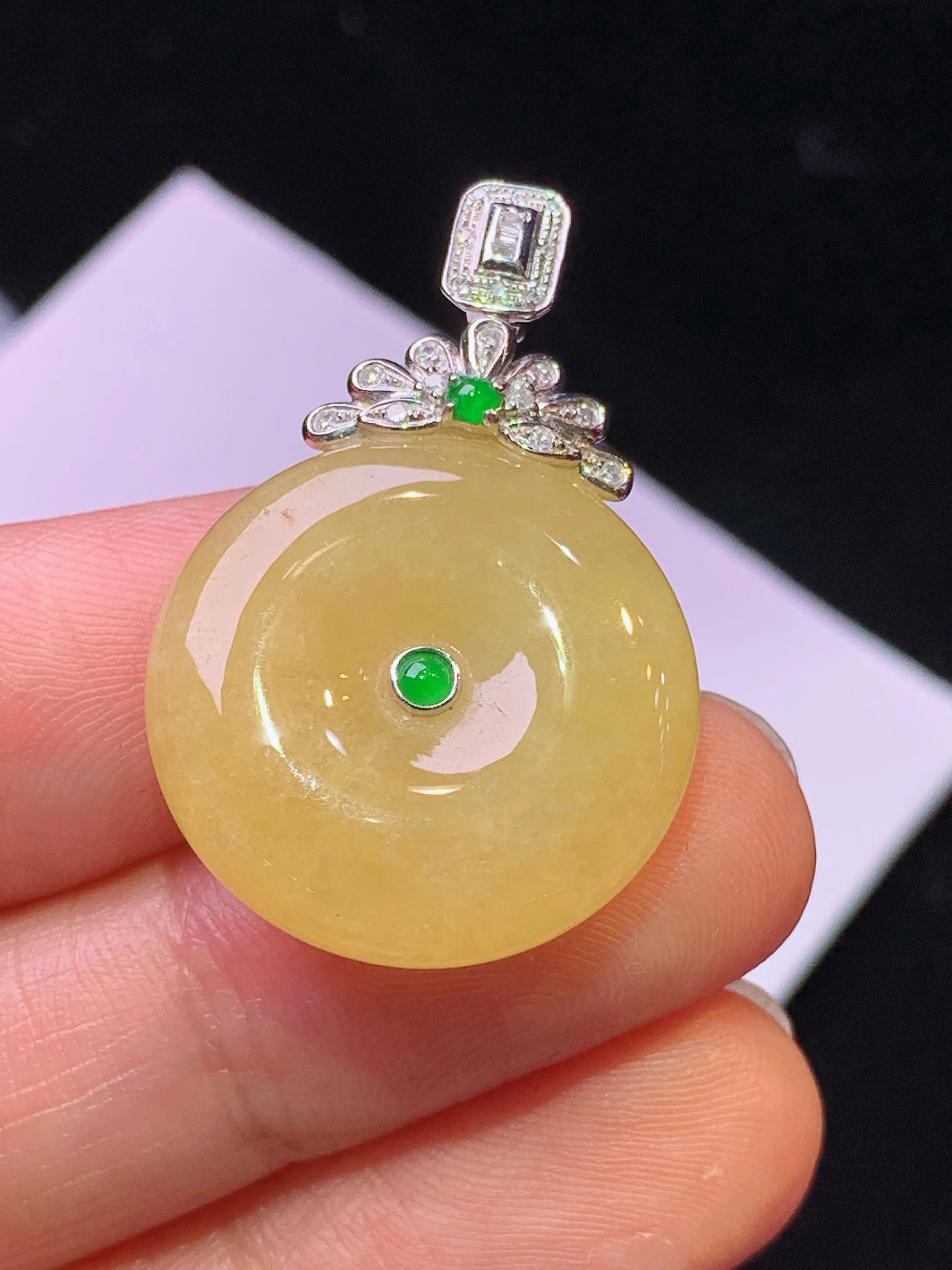 18k金钻镶嵌黄翡平安扣吊坠 玉质细腻 色泽清新艳丽 整体尺寸31.5*20.5*6