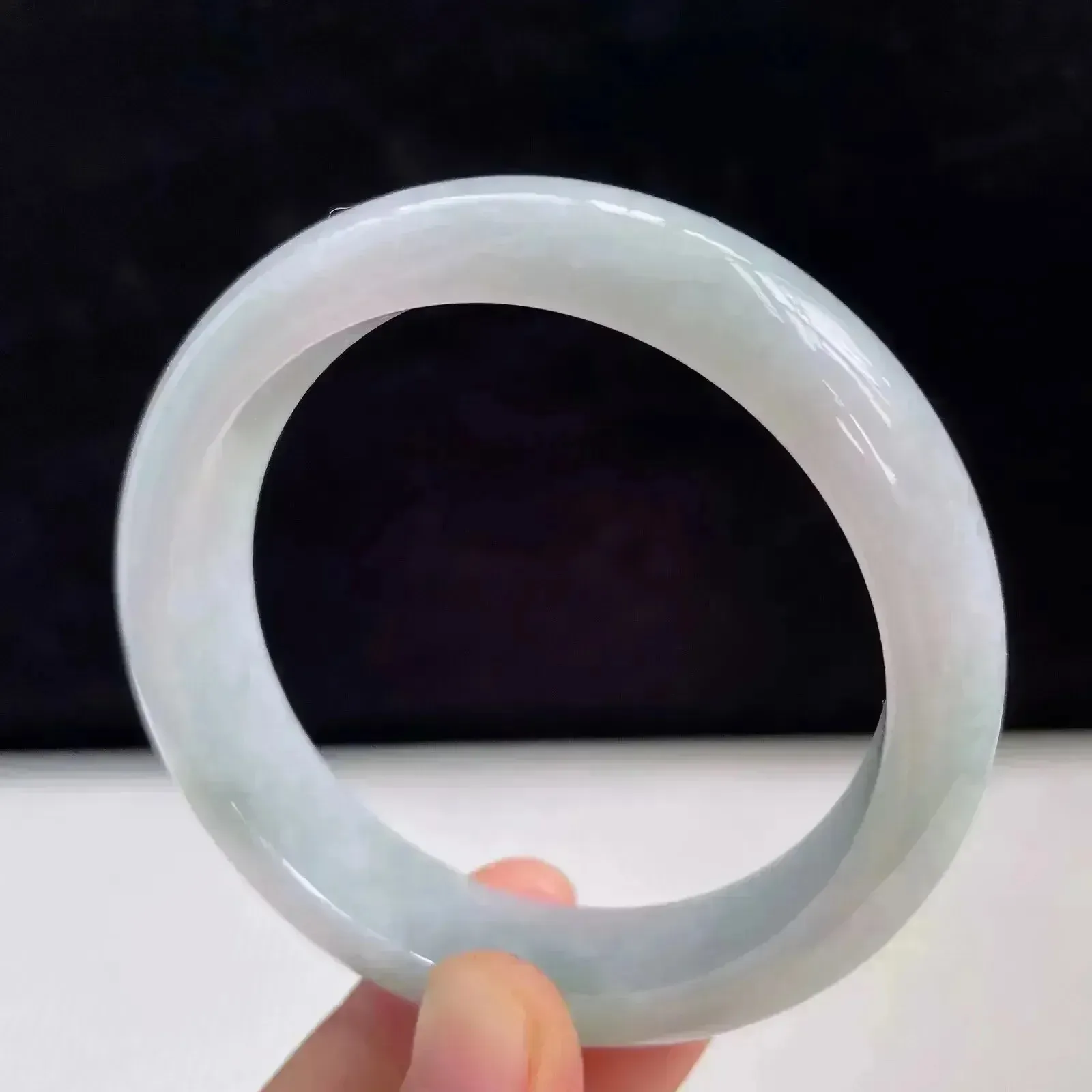 55mm自然光拍摄天然翡翠飘绿好种水正圈手镯 54.83克