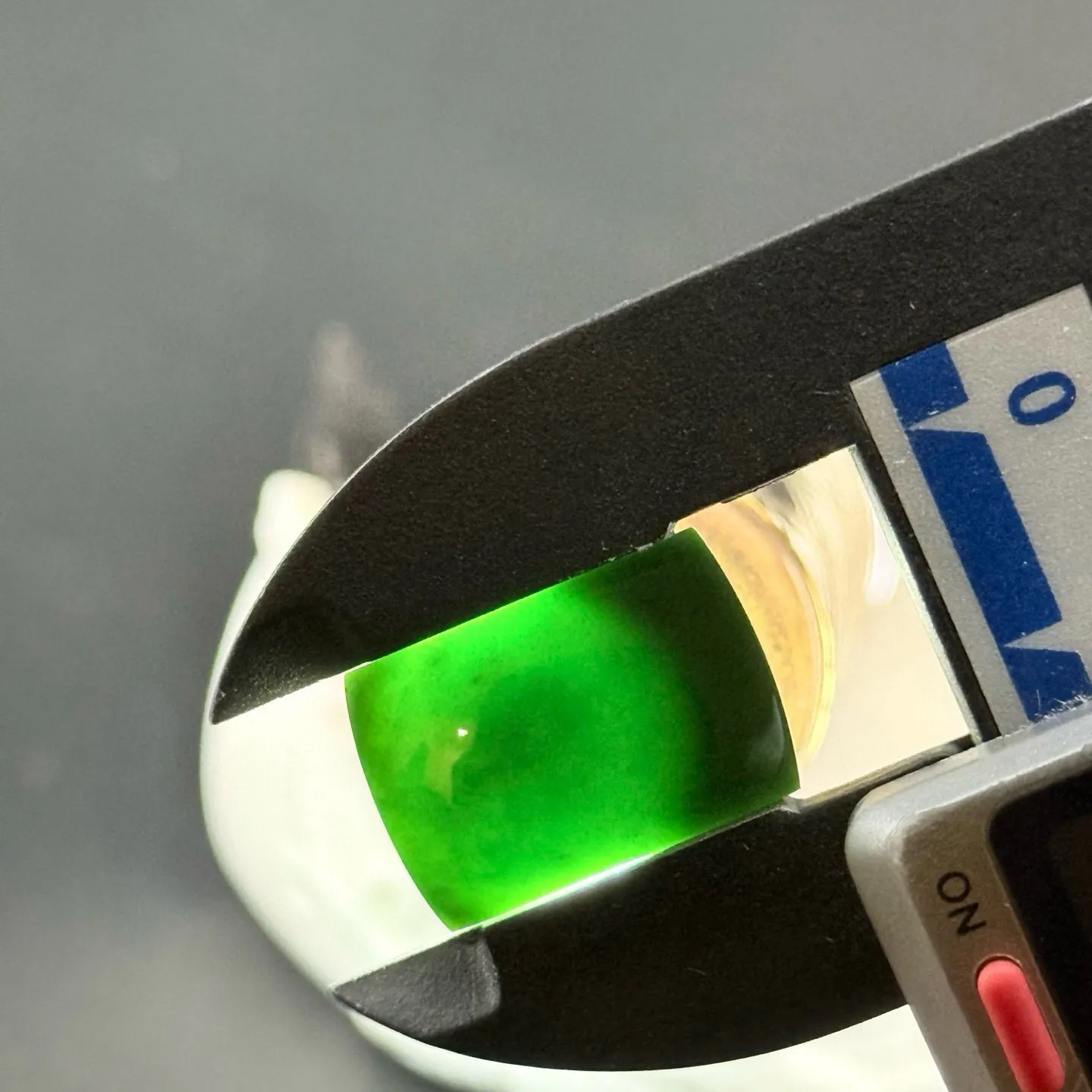 精品墨翠马鞍裸石 种好色正 黑度好 打灯通透 油性十足 尺寸18