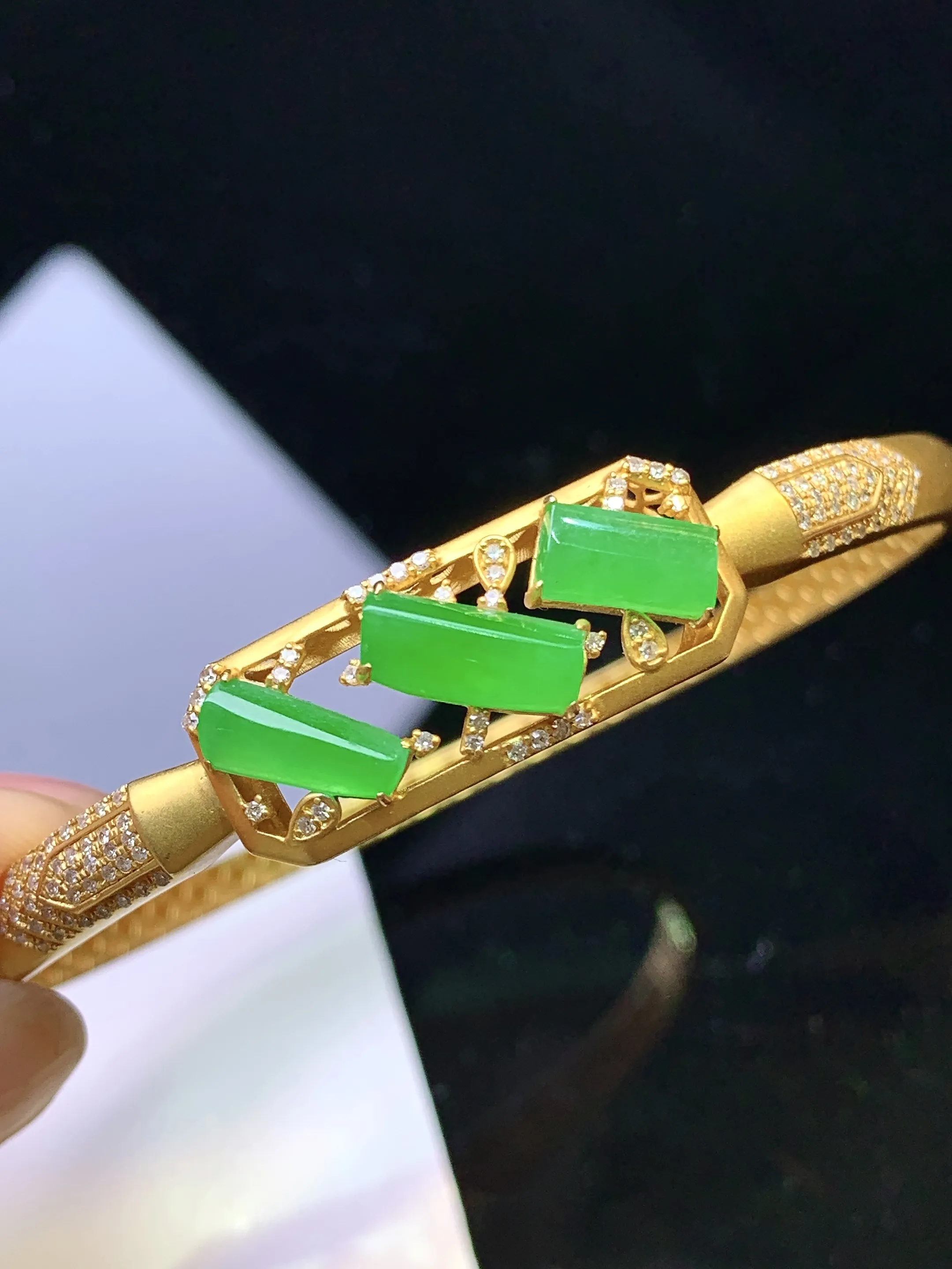 18k金钻镶嵌满绿玉柱手镯 玉质细腻 色泽清新艳丽 圈口58.5 裸石尺寸9.6*4*3