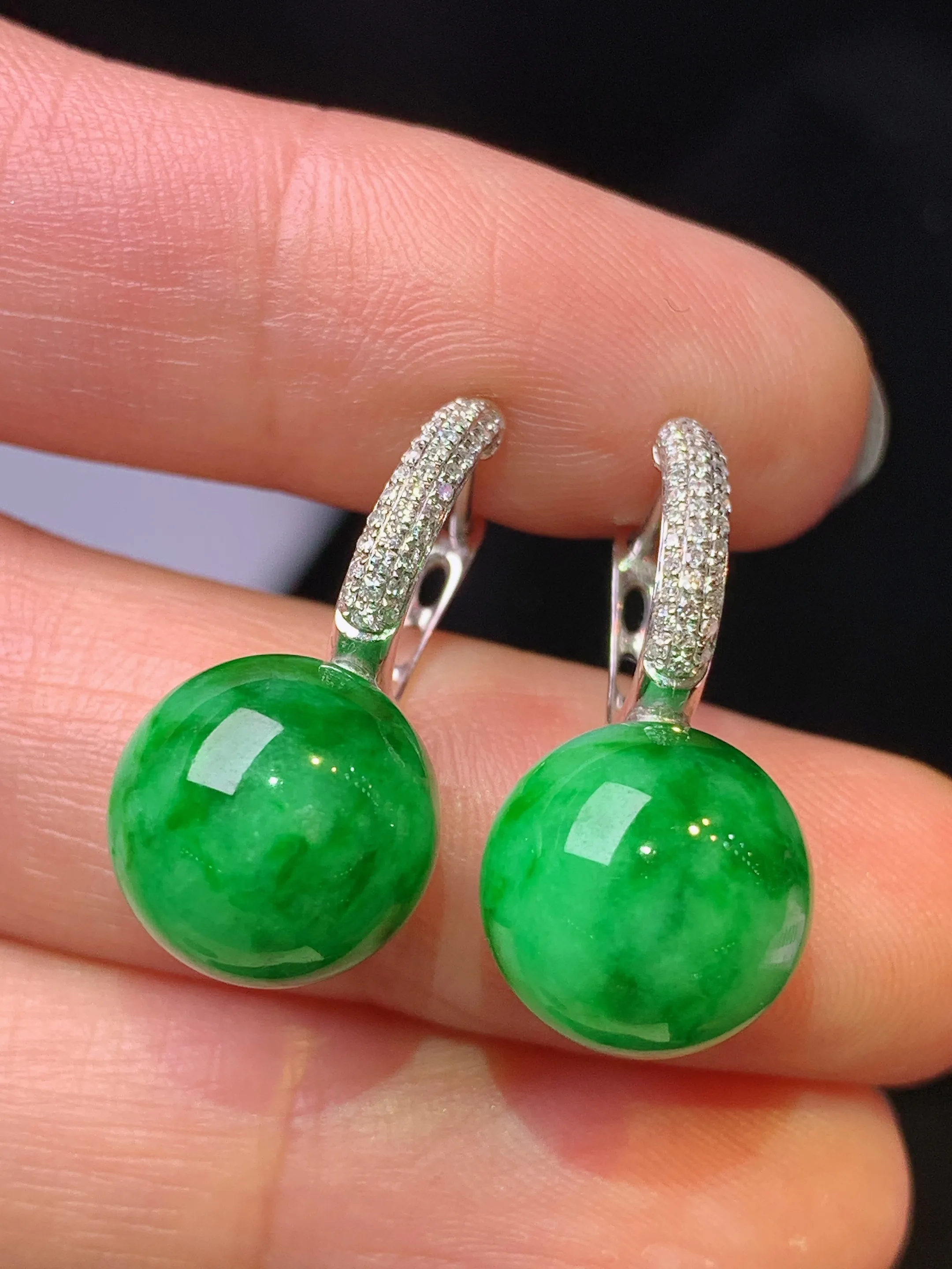 18k金钻镶嵌翠绿圆耳钉 玉质细腻 色泽清新艳丽 整体尺寸24.2*11.2