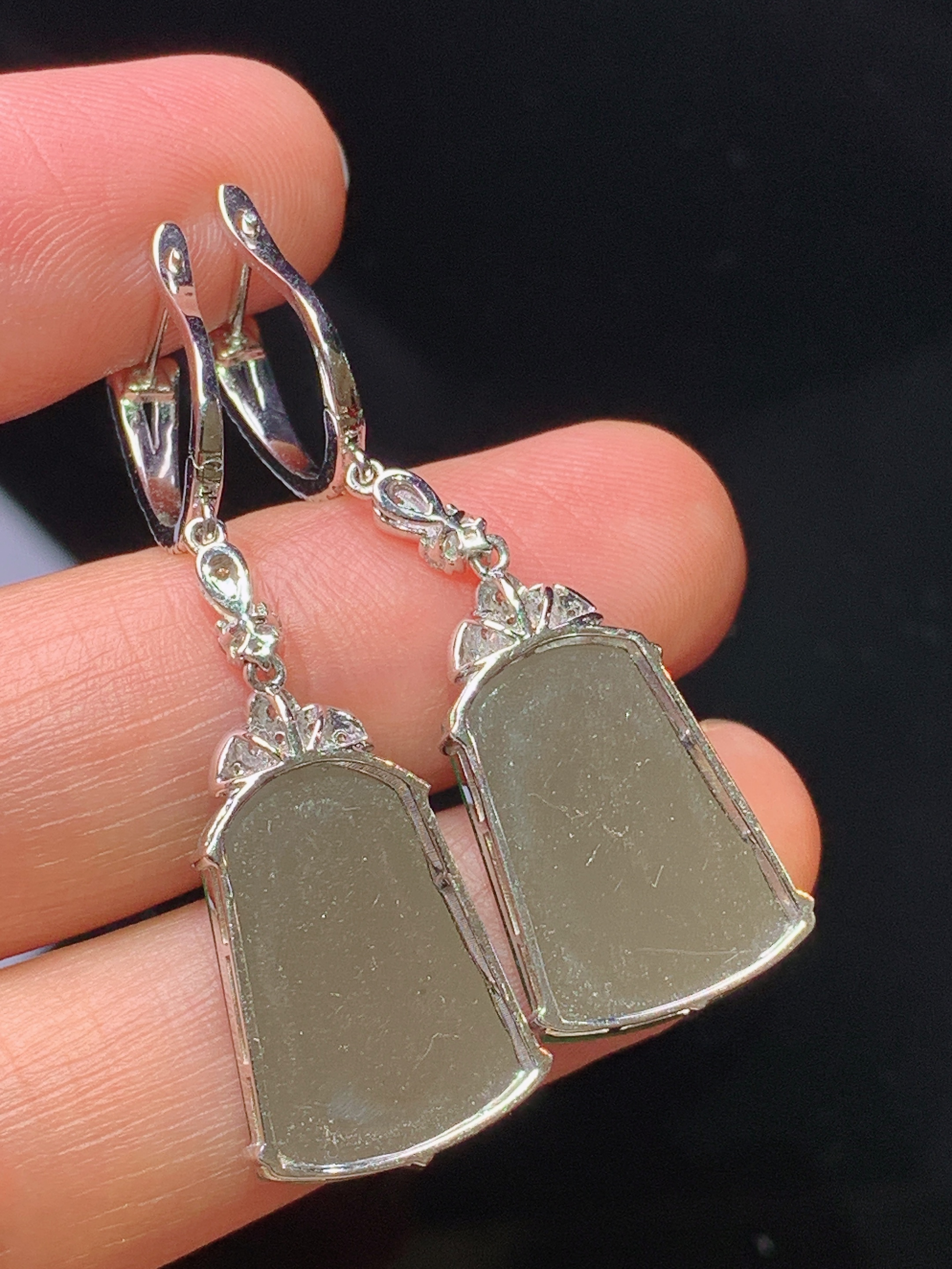 18k金钻镶嵌满绿无事牌耳坠 玉质细腻 色泽清新艳丽 整体尺寸41*12.5*4.3