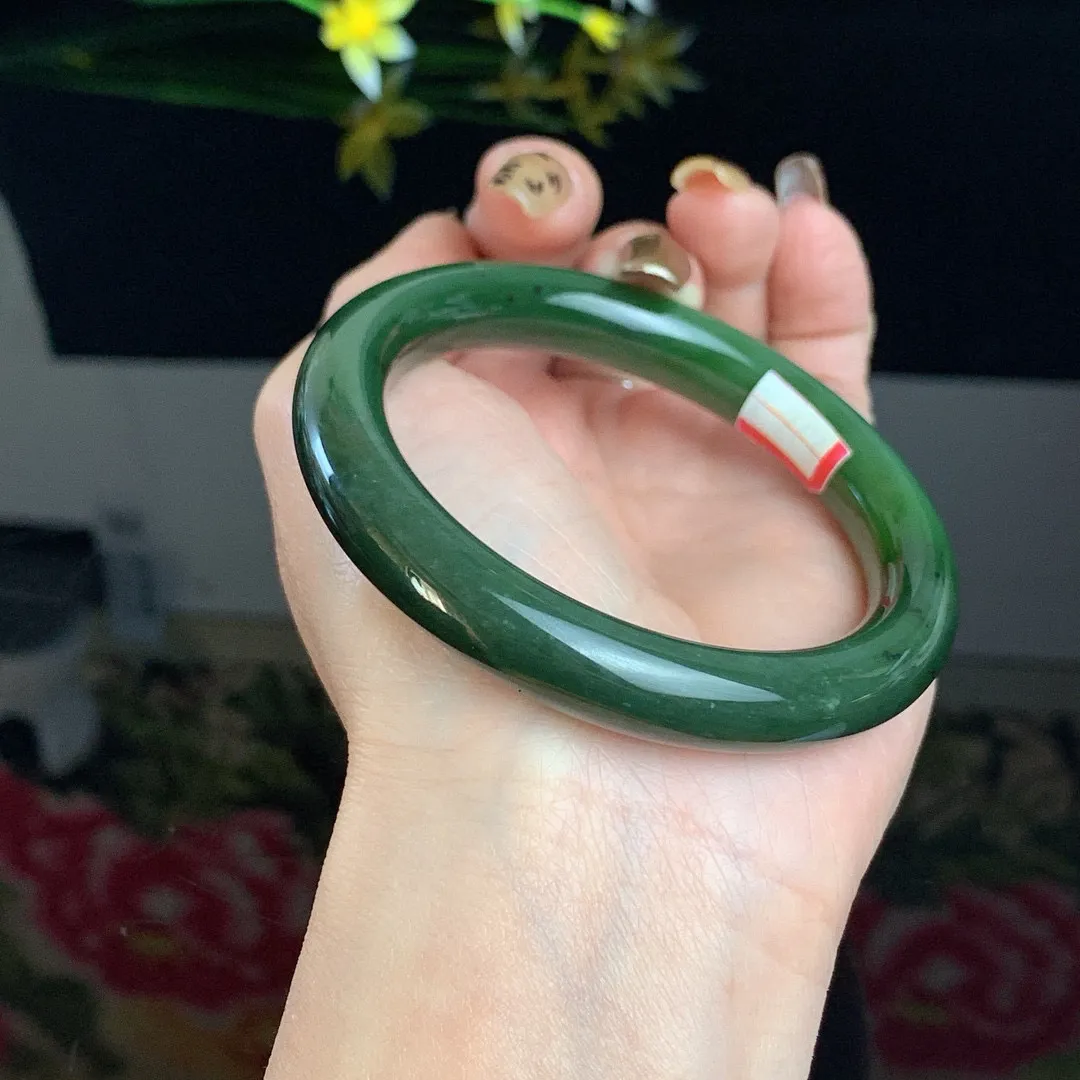 和田玉58圈口菠菜绿碧玉手镯，玉质细腻油润 底色纯净 无纹裂 脂粉好，品质高