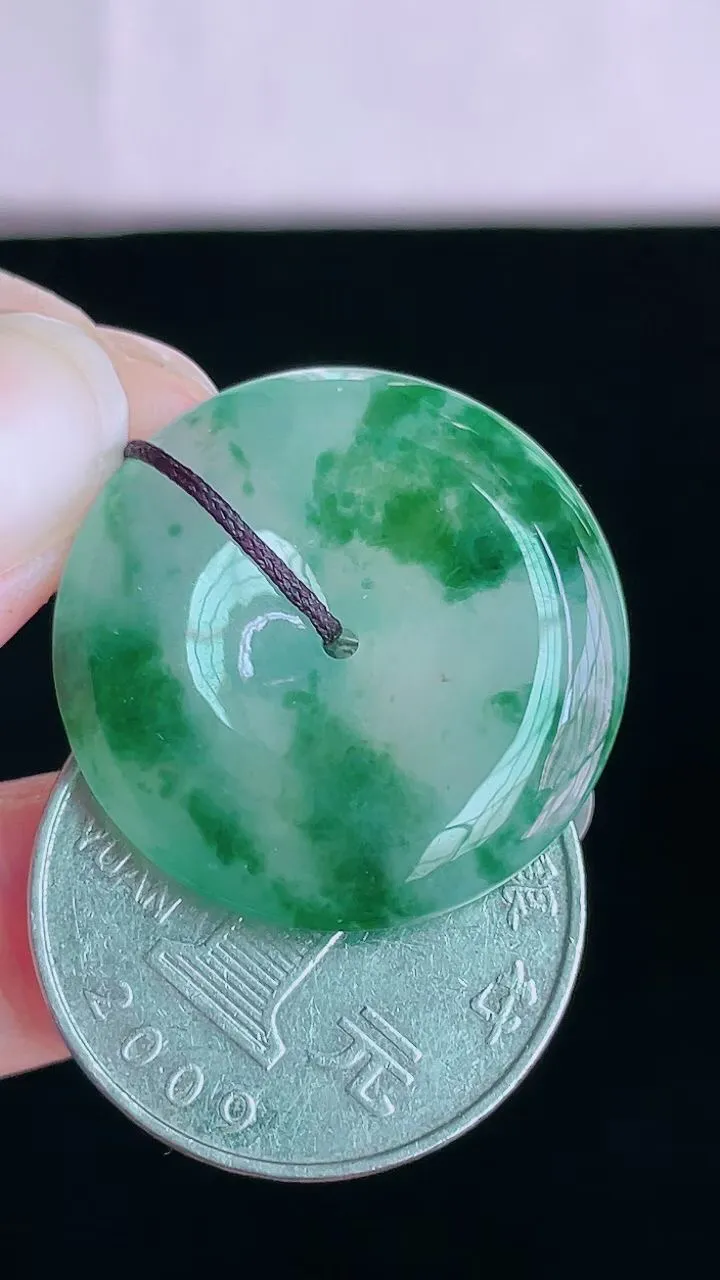 【翡翠名称】老坑种冰飘花平安扣翡翠吊坠
【翡翠尺寸】直径厚度25.6/5.2mm
【翡翠描述】宝贝种老水足，玉质细腻，色泽靓丽，性价比高，佩戴效果好！
【其它赠送】权威证书/精美挂绳盒子/支持全国复检