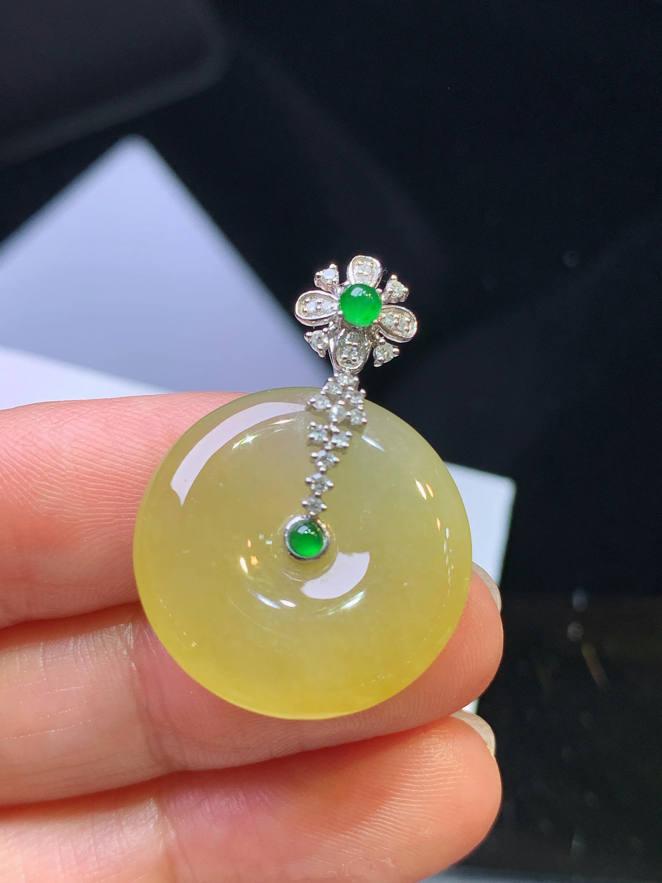 18k金钻镶嵌黄翡平安扣吊坠 玉质细腻 色泽清新艳丽 整体尺寸30.8*21.3*4.6