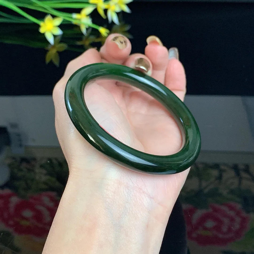 和田玉57圈口菠菜绿圆条碧玉手镯！玉质细腻油润 底色纯净 无纹裂 脂粉好，品质高