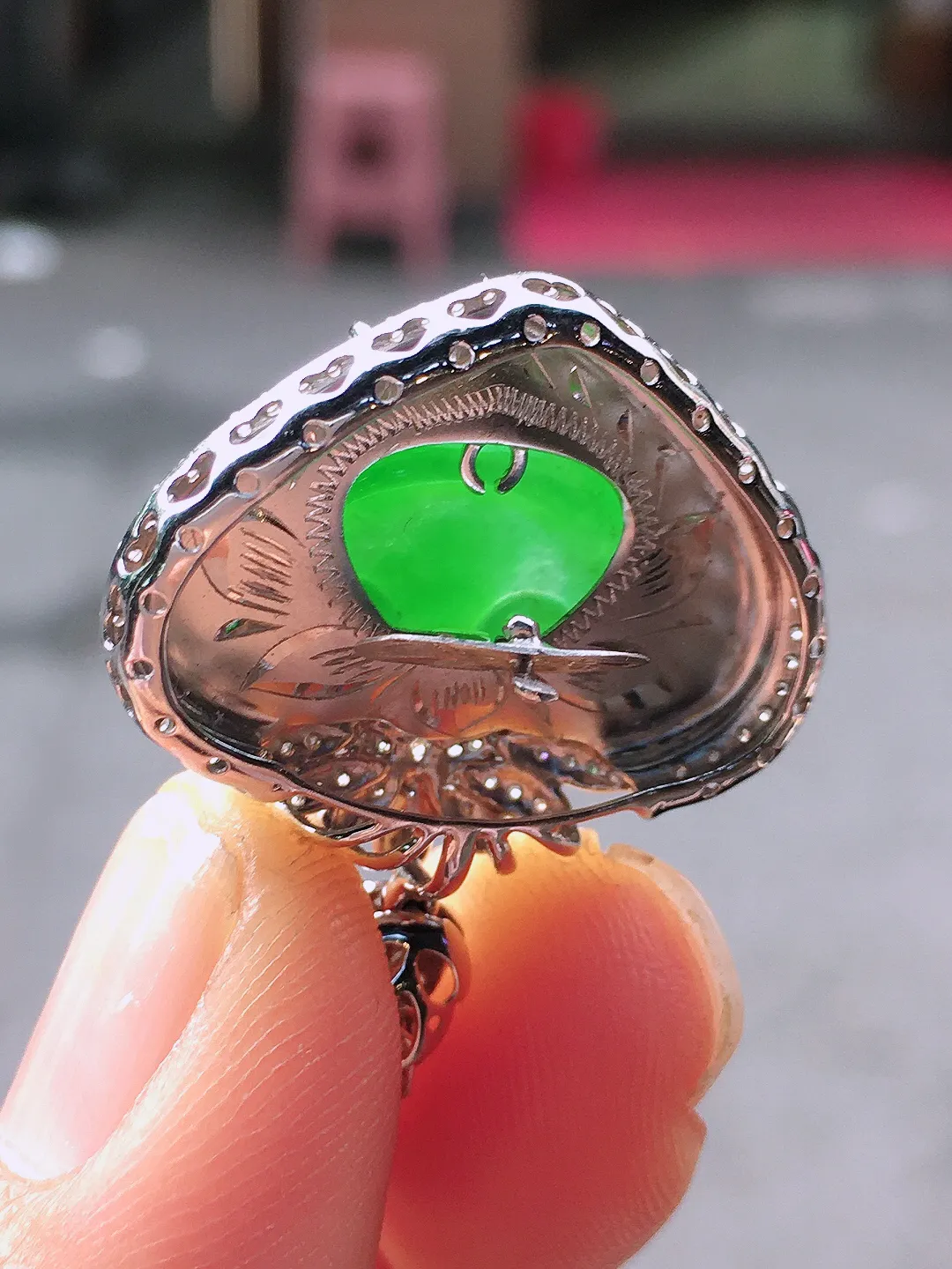 阳绿如意吊坠，色泽均匀艳丽，玉质细腻，荧光感超
强，饱满圆润，尽显优雅气质，18k
金豪华镶嵌