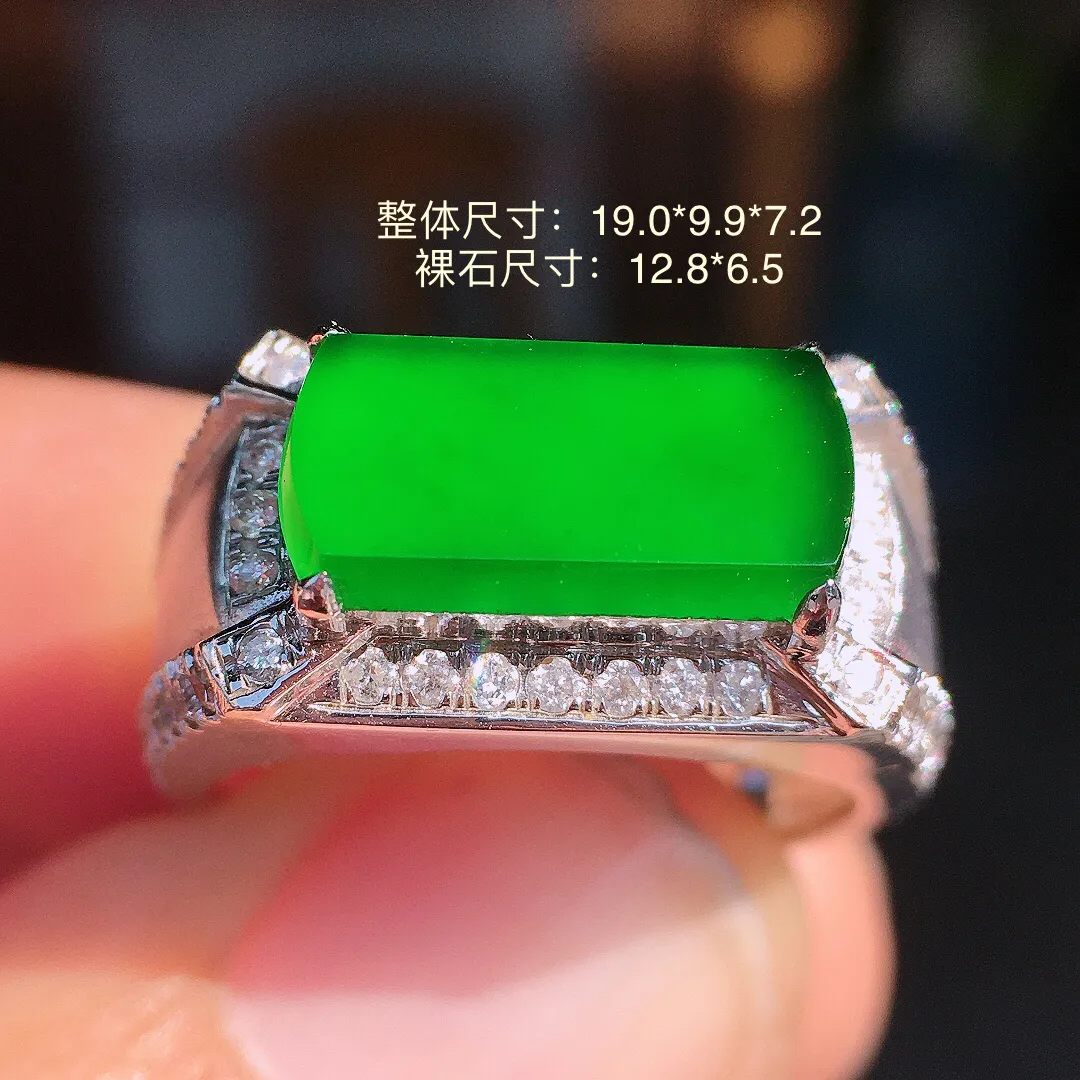 阳绿马鞍戒指，色泽均匀艳丽，玉质细腻，荧光感超
强，饱满圆润，尽显优雅气质，18k
金豪华镶嵌