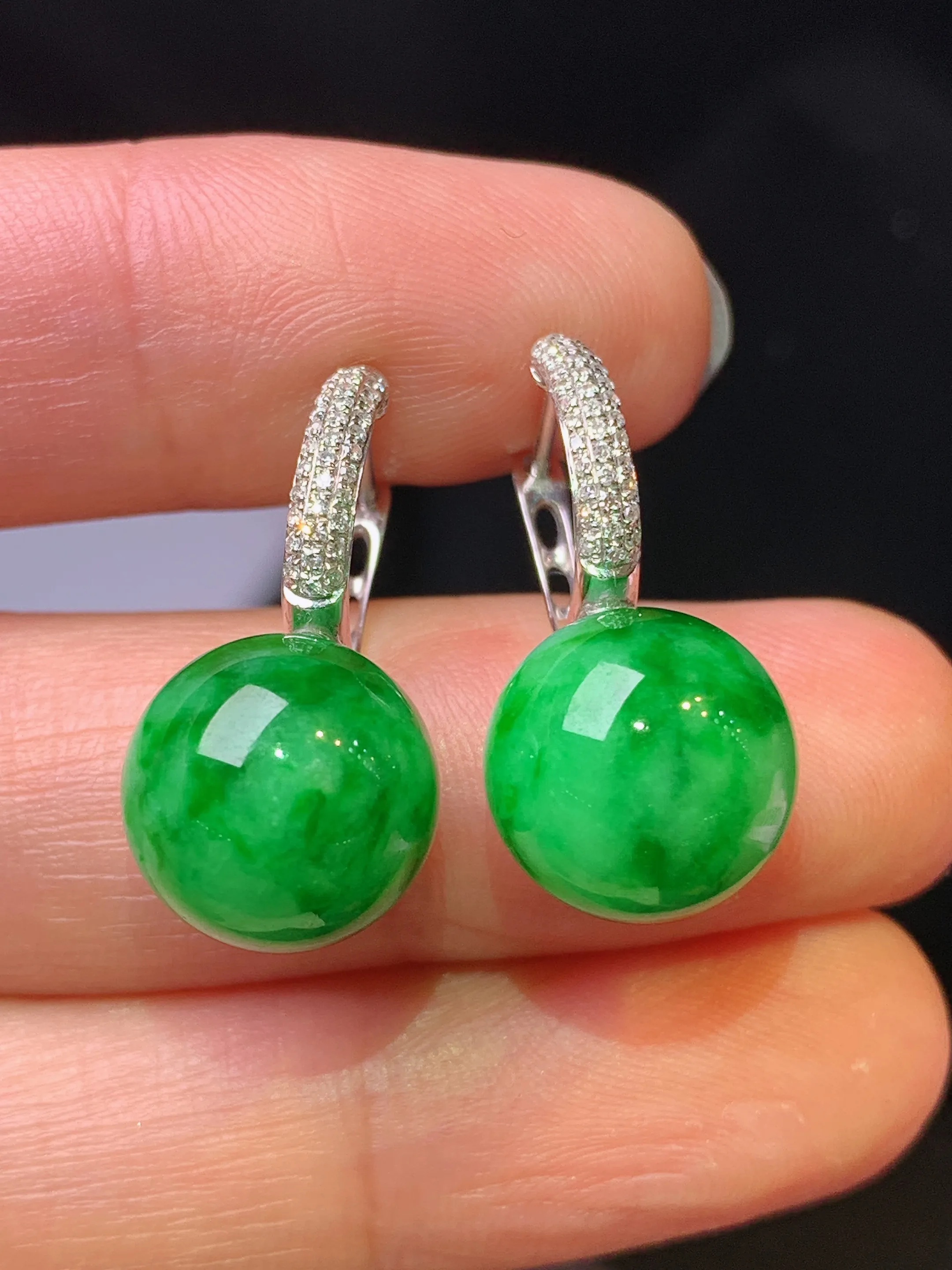18k金钻镶嵌翠绿圆耳钉 玉质细腻 色泽清新艳丽 整体尺寸24.2*11.2