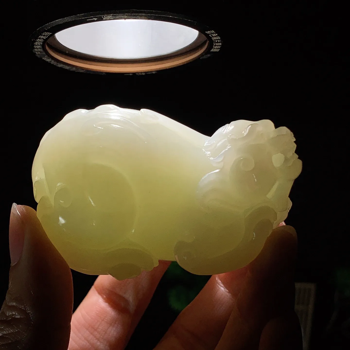 新疆和田玉白玉羊脂白招财进宝貔貅把件 尺寸68/43/40重180.5克 玉质细腻油润。手推出油。佩高端典雅。lt060129