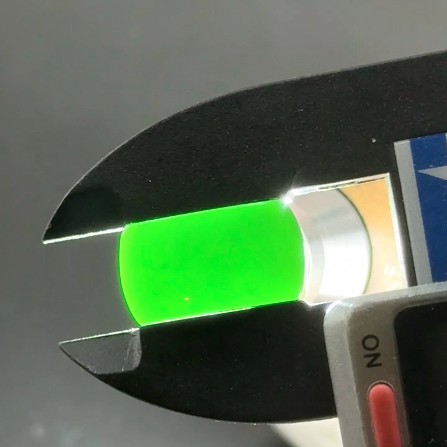 精品墨翠马鞍裸石 种好色正 黑度极好 打灯通透 尺寸15.8