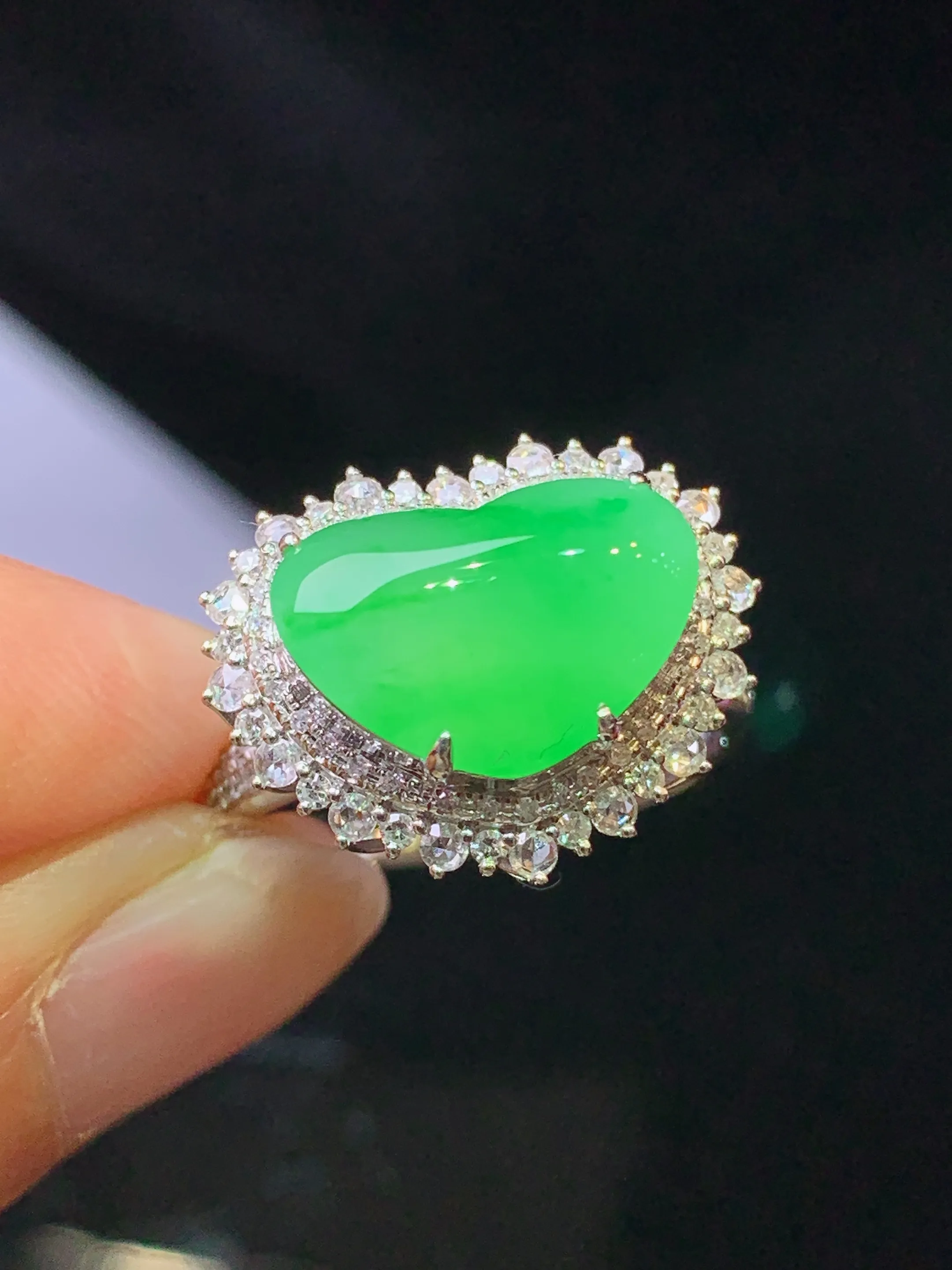 18k金钻镶嵌翠绿心形戒指 玉质细腻 色泽清新艳丽 圈口14 整体尺寸14.5*18*10.2