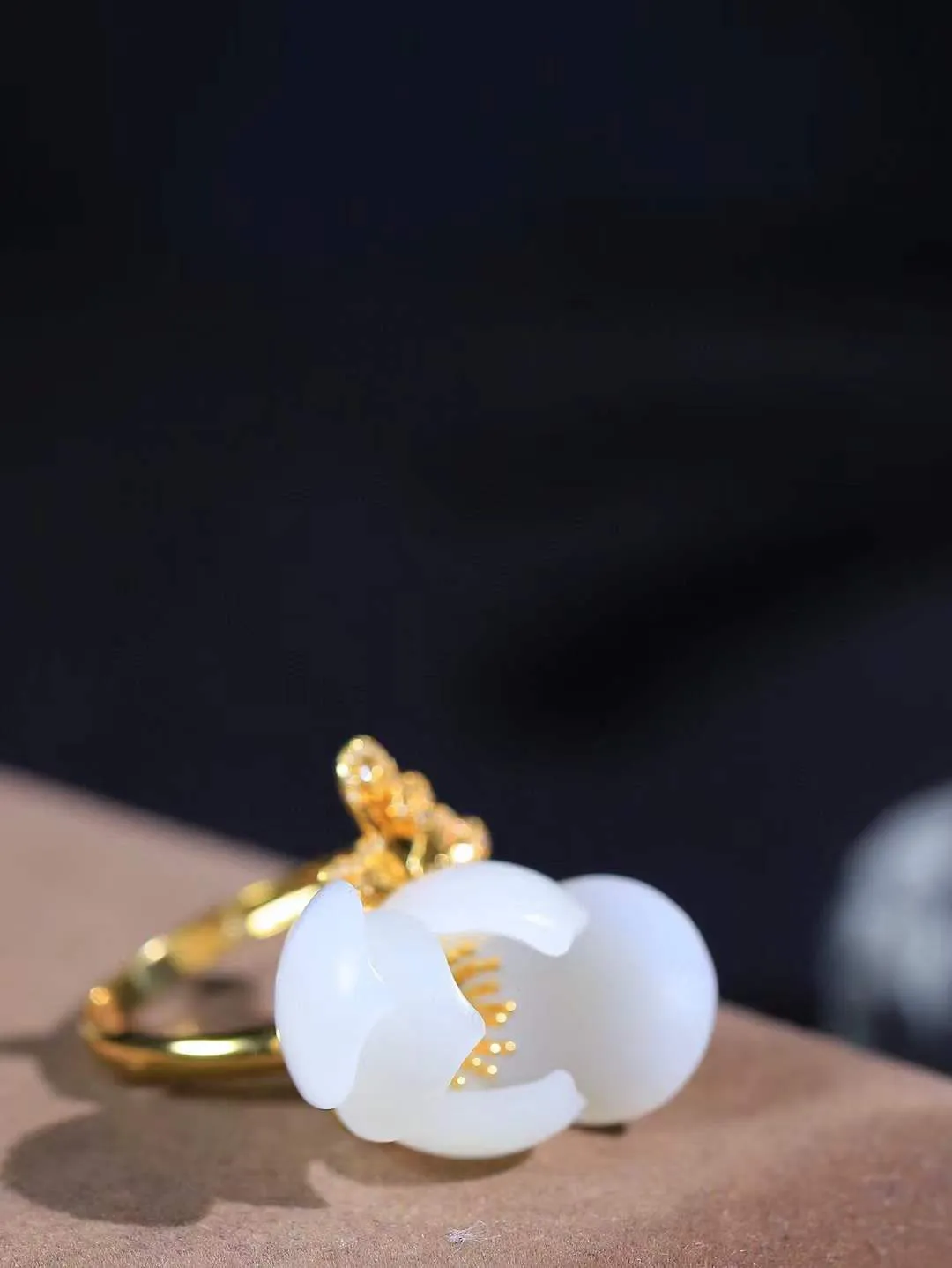 （金镶玉.荷韵.戒指）

精品和田玉白玉18k金镶嵌荷韵戒指，玉质细腻温润，油润感十足，心似莲花开，风华可绝代，醉卧清 风中里，翩翩入梦来。荷花悄然绽放，气韵传神  重7.2克   尺寸18-26.5-14.8mm   97102999A