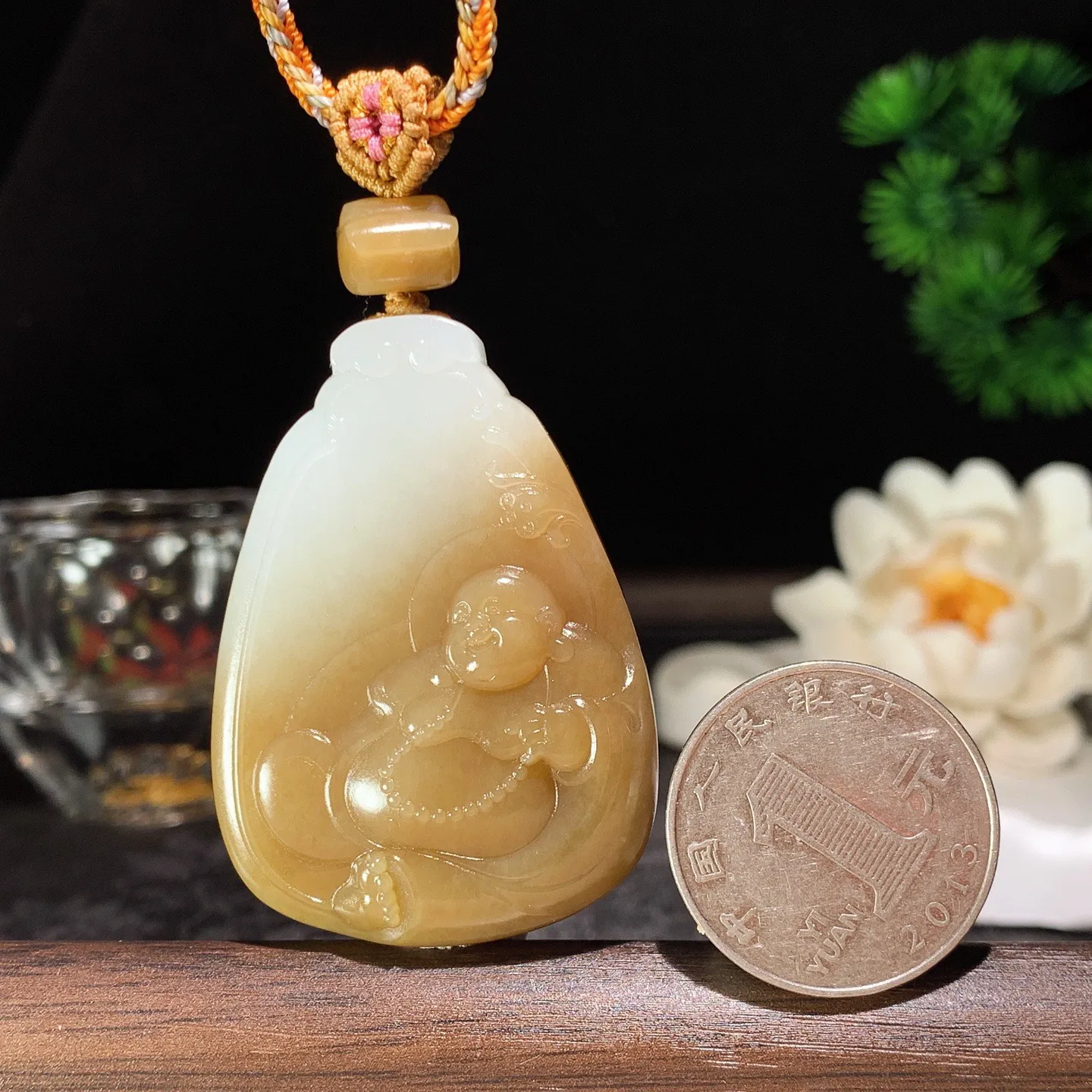 新疆和田玉白玉且末糖佛引福来牌子挂件 尺寸49/35/14重44克 玉质细腻油润。手推出油。佩高端典雅。lt060129