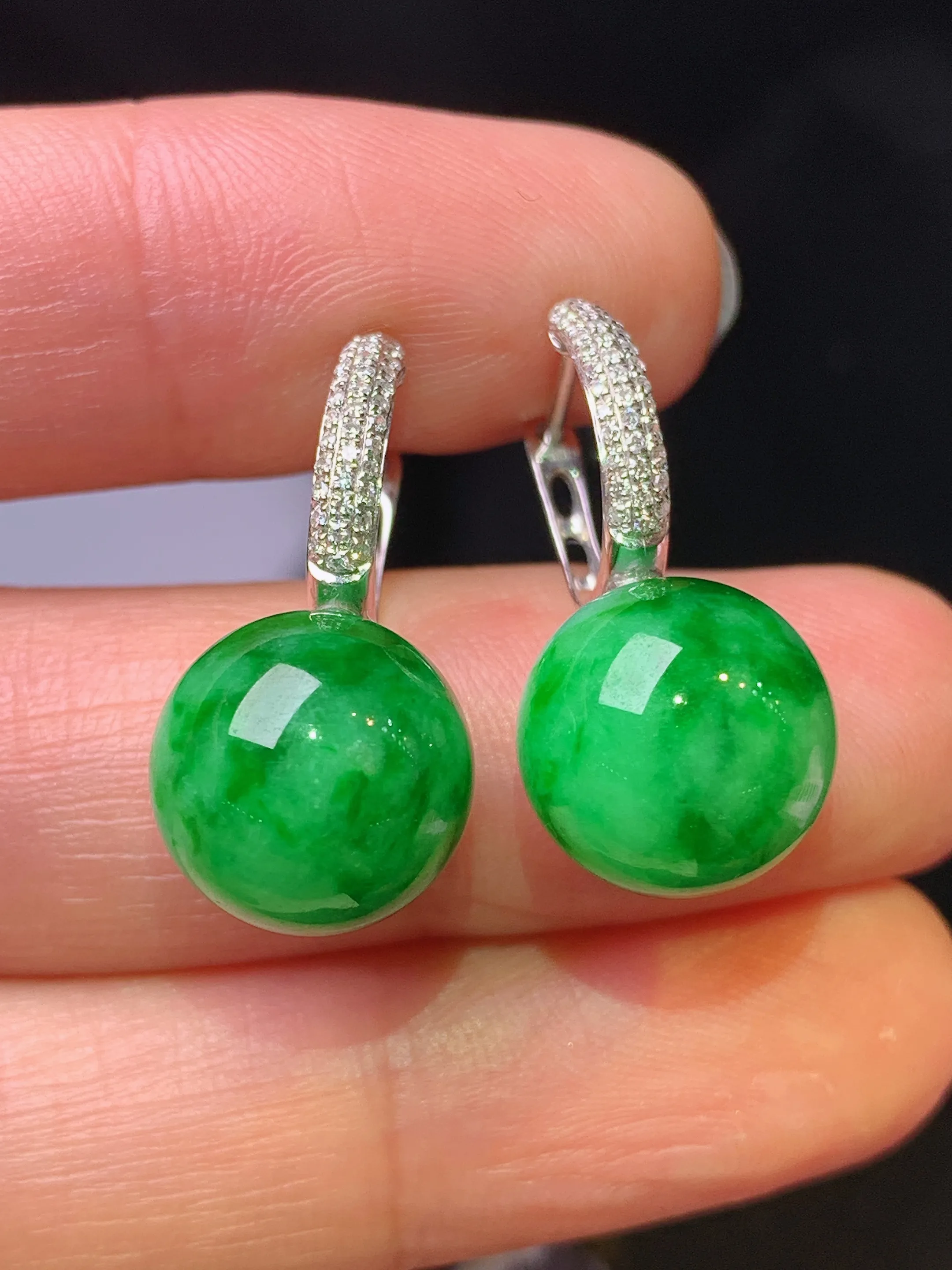 18k金钻镶嵌翠绿圆耳钉 玉质细腻 色泽清新艳丽 整体尺寸24.2*11.2