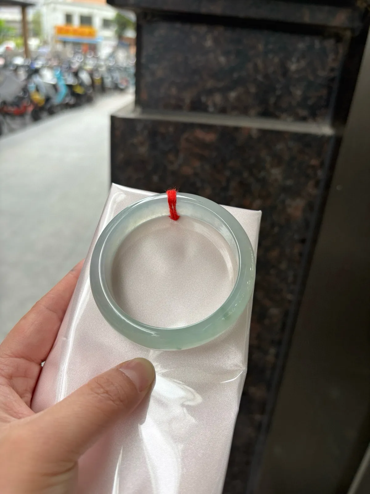 冰晴飘花正圈
完美，整体呈现出清润的晴底色泽，冰润莹泽的质地透着十足水头，上手水润通透又细腻起胶。种老肉细的特质让镯身质感尤为出众。