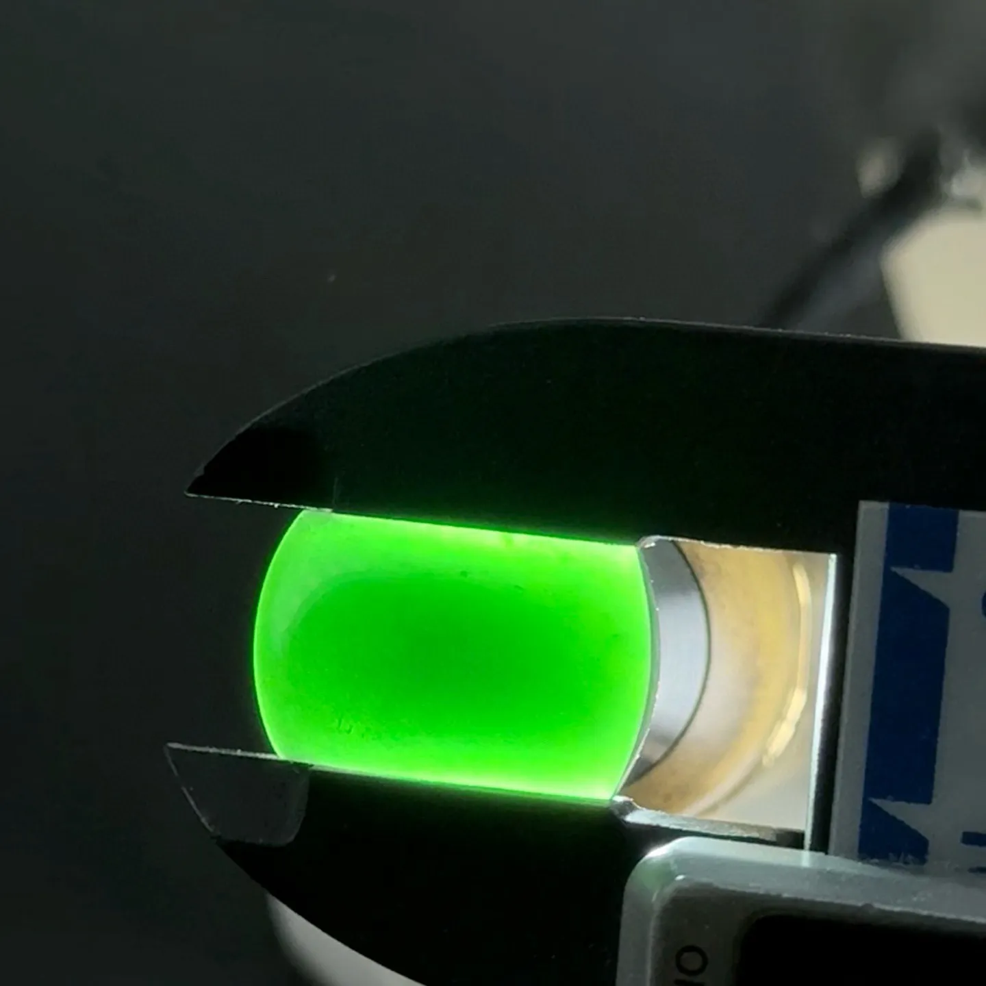 精品墨翠马鞍裸石 种好色正 黑度极好 打灯通透 油性十足 尺寸18.4