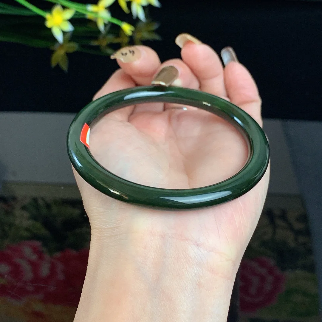 和田玉62圈口菠菜绿圆条碧玉手镯！玉质细腻油润 底色纯净 无纹裂 脂粉好，品质高