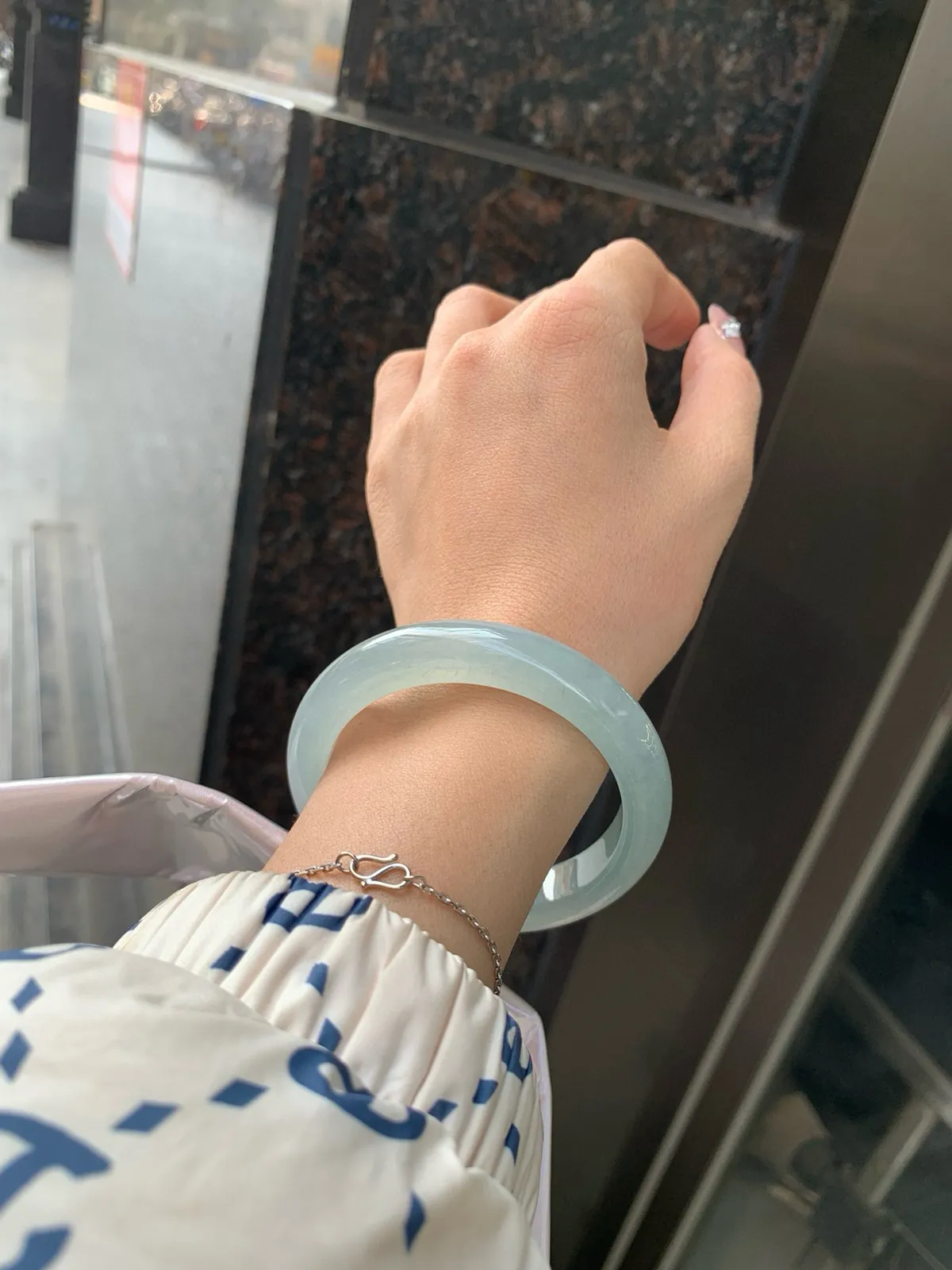 冰晴正圈。底妆胶润细腻，清爽耐看的冰晴底色均匀，夏季美好的冰凉感，时而晴时而蓝，随光线变化如梦如幻。