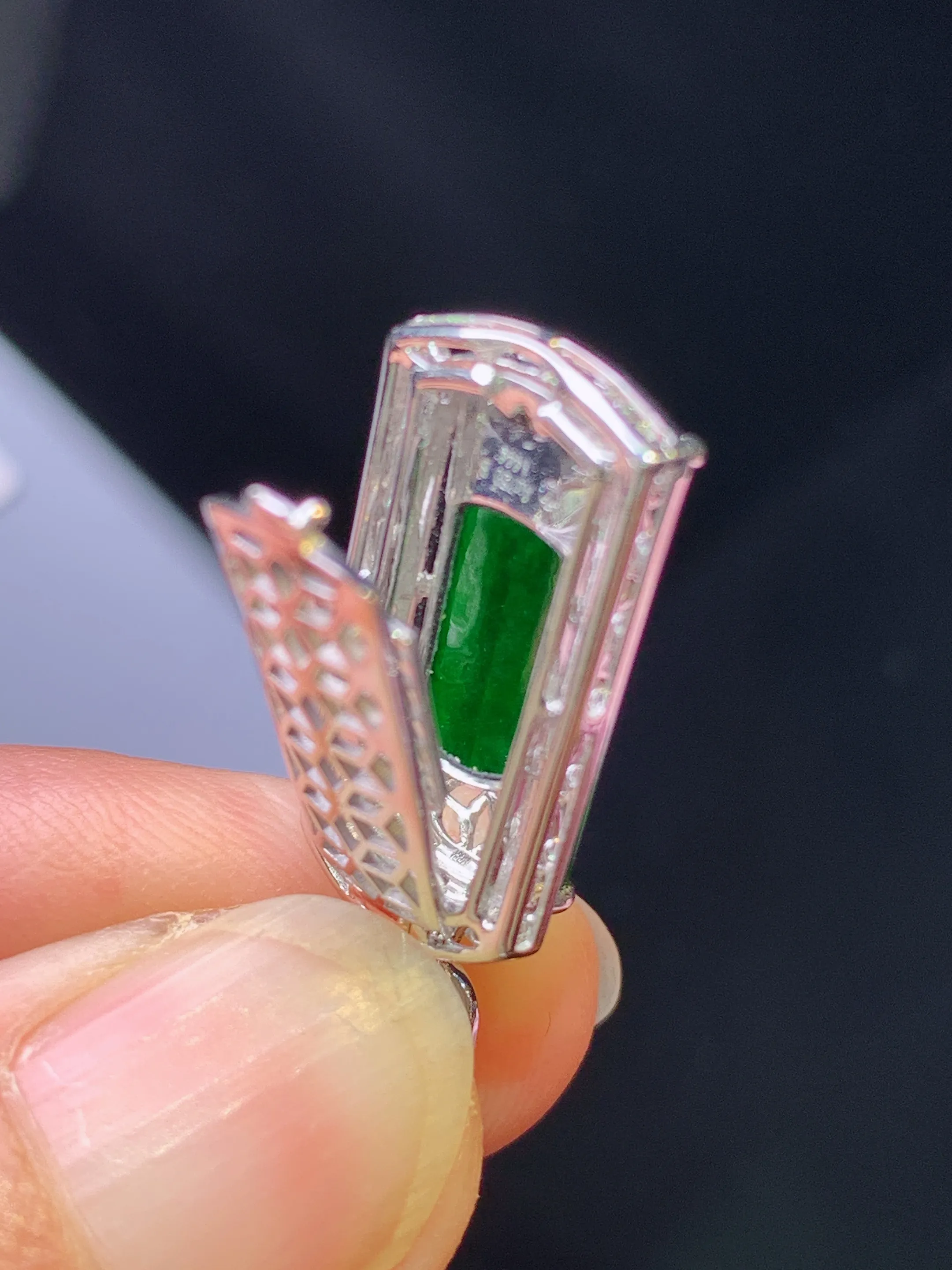 18k金钻镶嵌满绿无事牌吊坠 玉质细腻 色泽清新艳丽 整体尺寸26.5*11.2*5.8