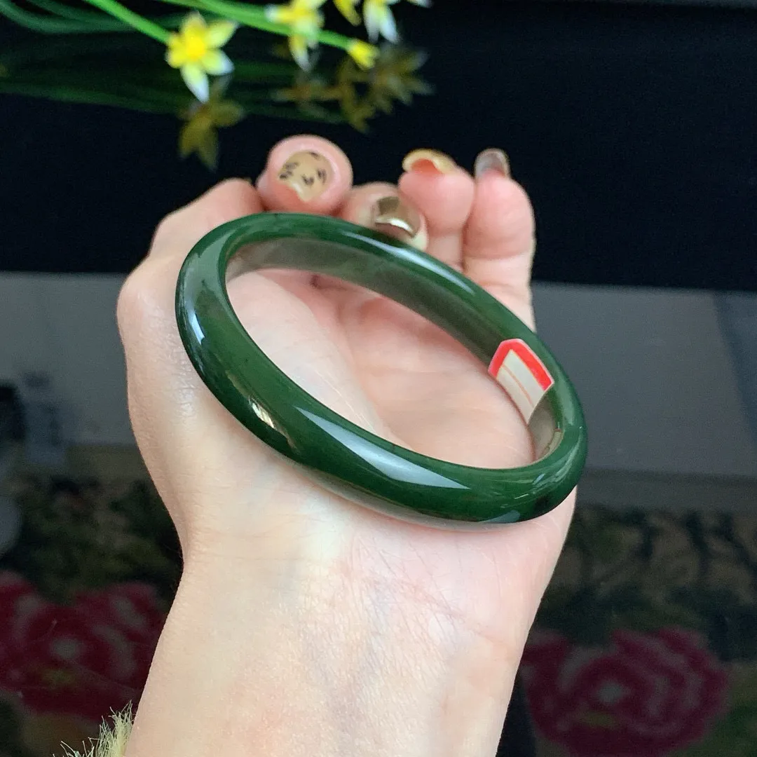 和田玉57.5圈口菠菜绿碧玉手镯！玉质细腻油润 底色纯净 无纹裂 脂粉好，品质高