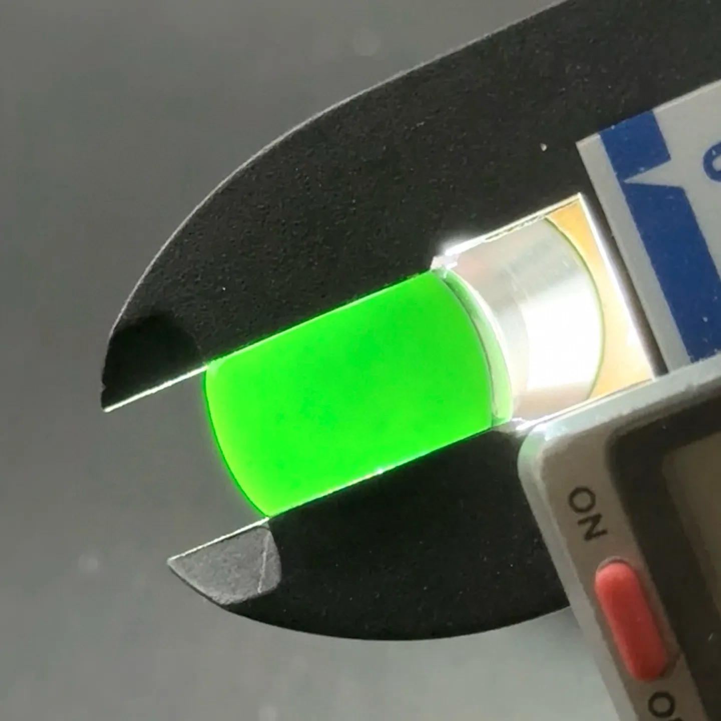 精品墨翠马鞍裸石 种好色正 黑度极好 打灯通透 尺寸15.8