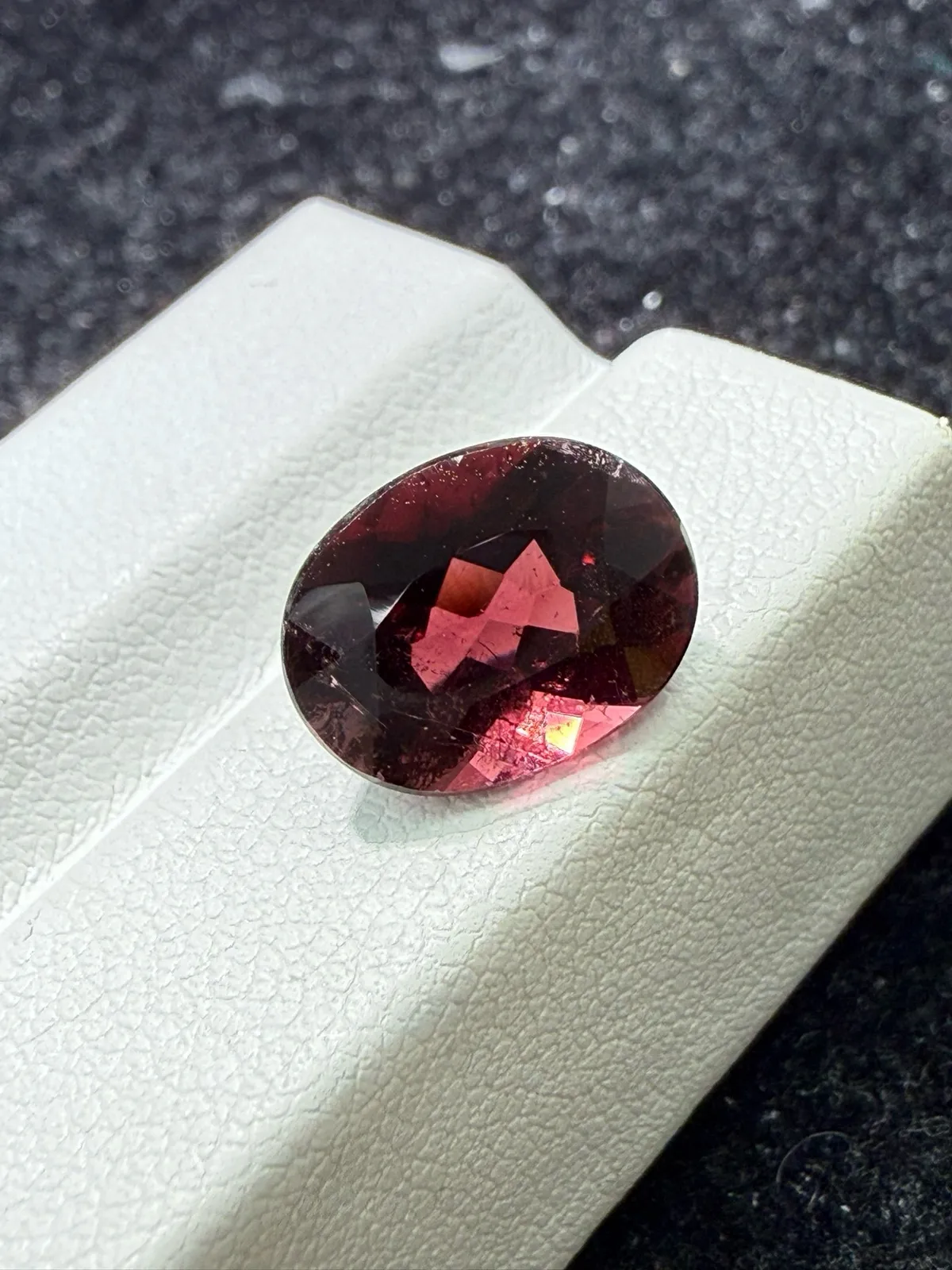 4.08ct天然红碧玺裸石，尺寸11.5*8.8*5.9 毫米，晶体通透，颜色美艳