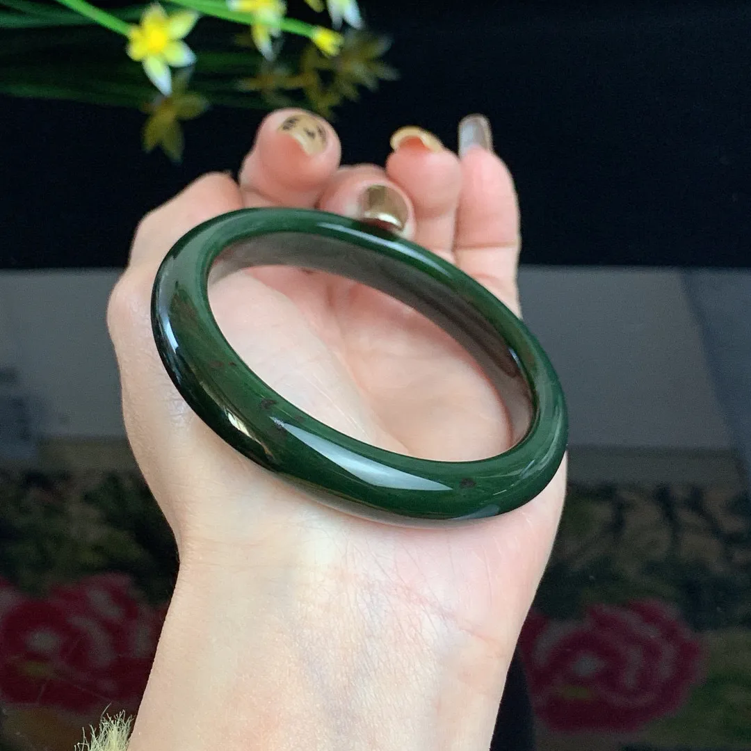 和田玉55.5圈口菠菜绿碧玉手镯！玉质细腻油润 底色纯净 无裂无棉 脂粉好，品质高