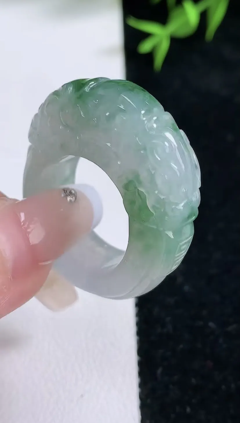 翡翠a货飘花龙头指环扳指，尺寸19.2-9.5-11.4，重量:16.92g