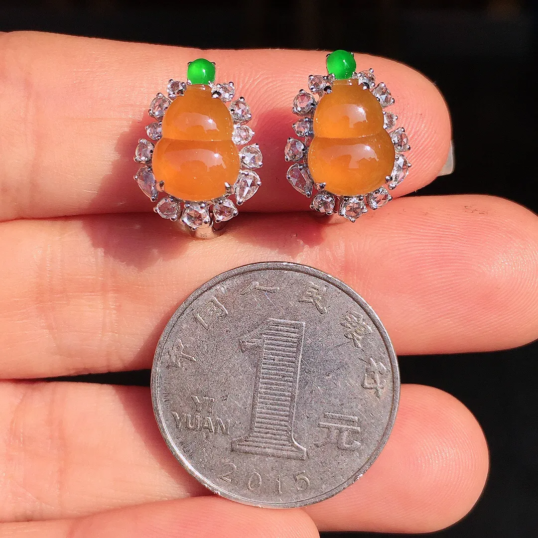 黄翡葫芦耳钉，色泽均匀艳丽，玉质细腻，荧光感超
强，饱满圆润，尽显优雅气质，18k
金豪华镶嵌