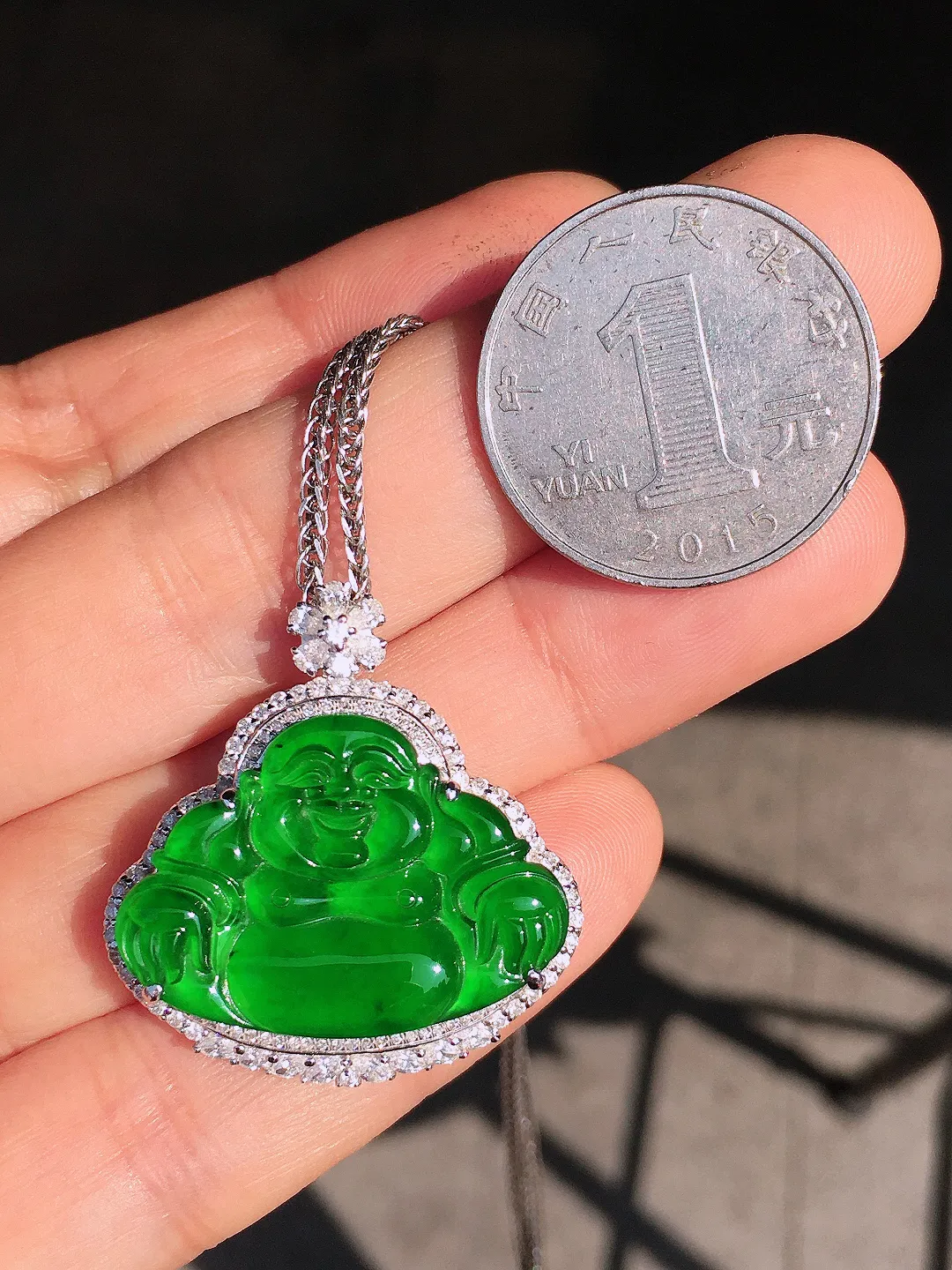 阳绿佛公吊坠，色泽均匀艳丽，玉质细腻，荧光感超
强，饱满圆润，尽显优雅气质，18k
金豪华镶嵌