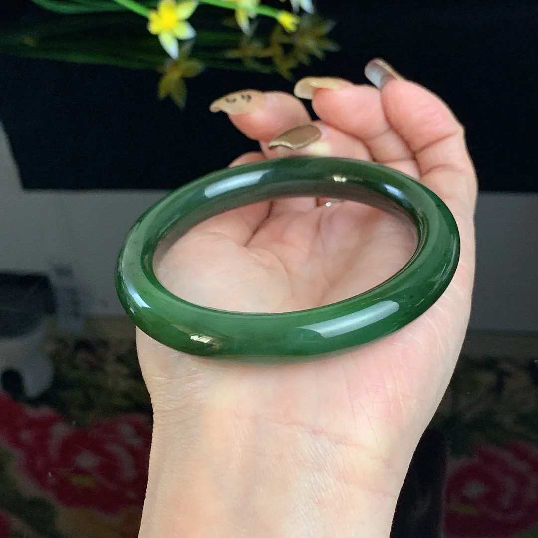 和田玉58圈口菠菜绿碧玉手镯，玉质细腻油润 底色纯净 无纹裂 脂粉好，品质高