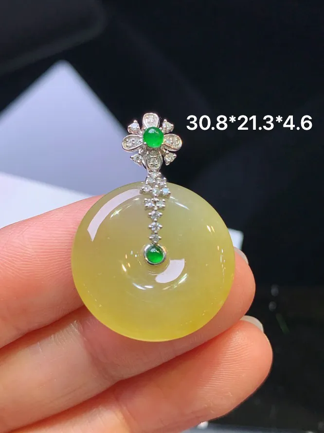 18k金钻镶嵌黄翡平安扣吊坠 玉质细腻 色泽清新艳丽 整体尺寸30.8*21.3*4.6